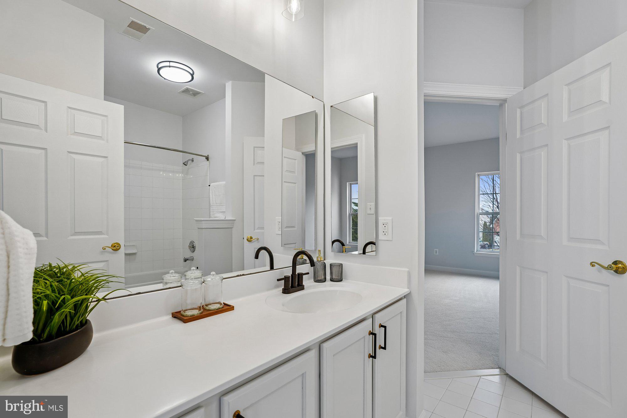 PARADISE MANOR - Residential