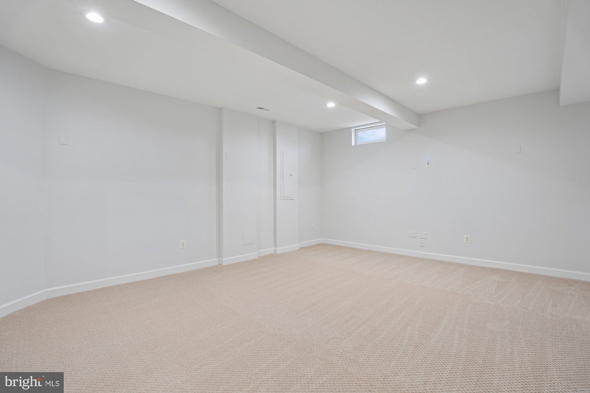 PARADISE MANOR - Residential