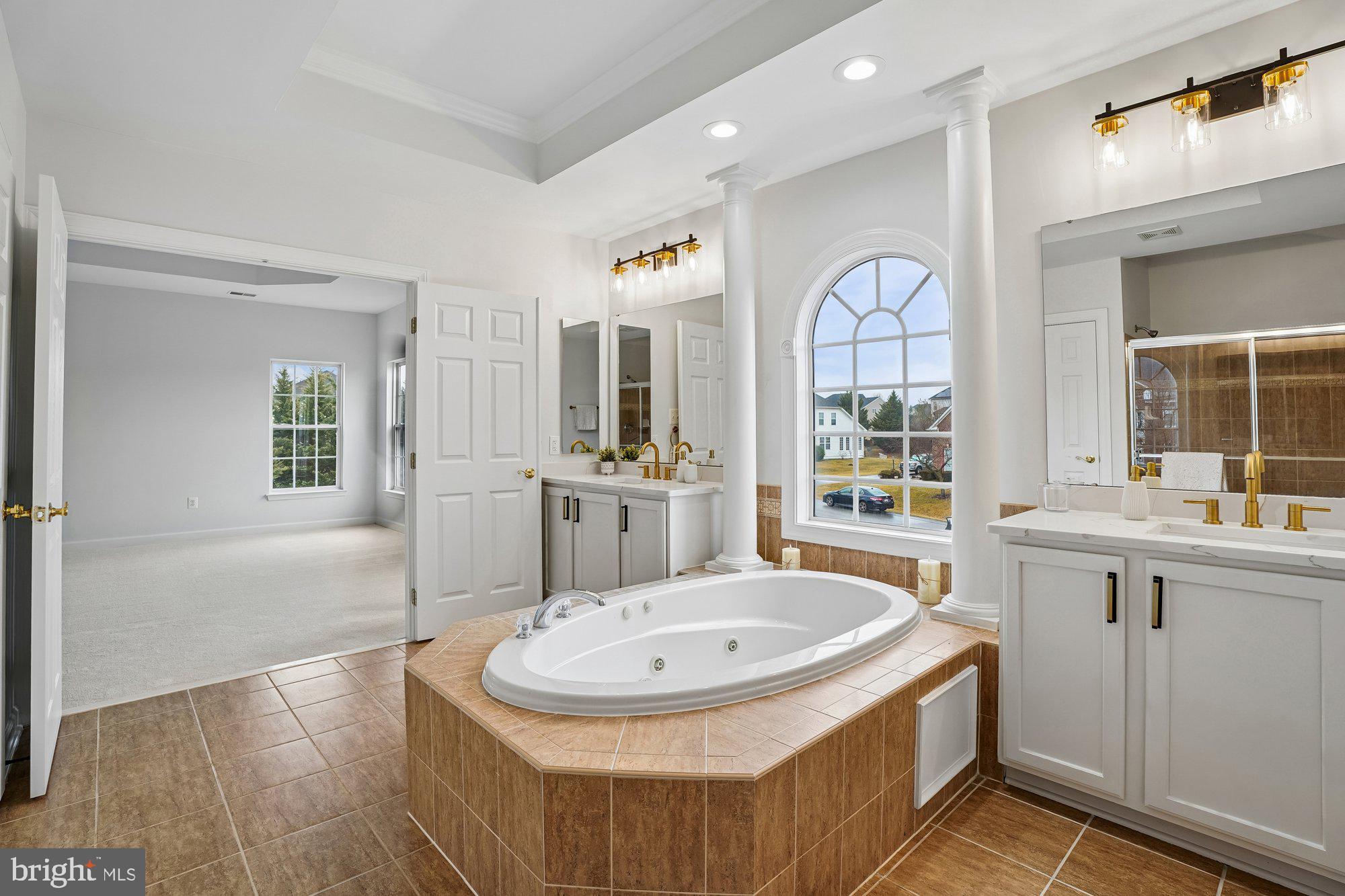 PARADISE MANOR - Residential