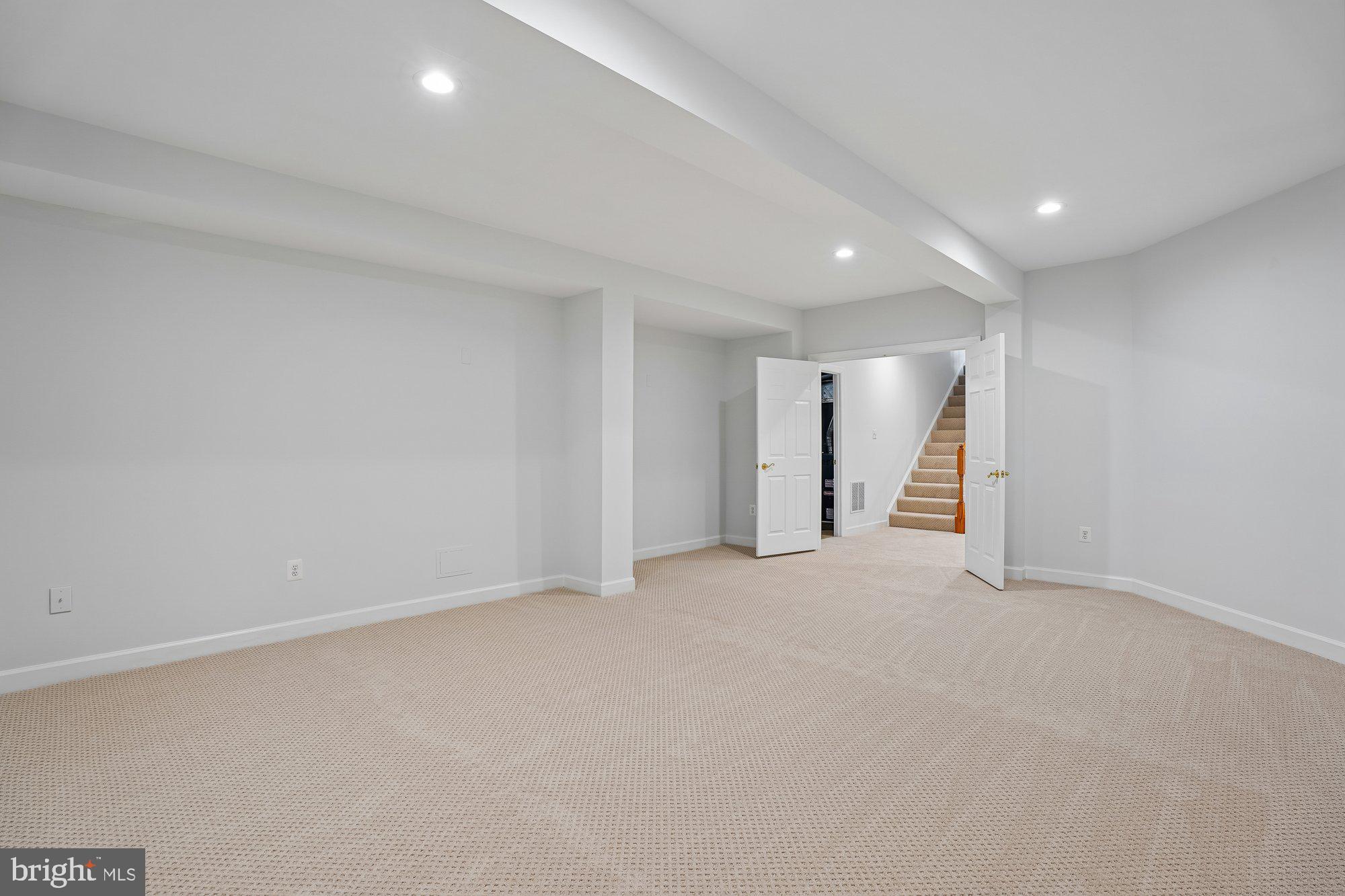 PARADISE MANOR - Residential