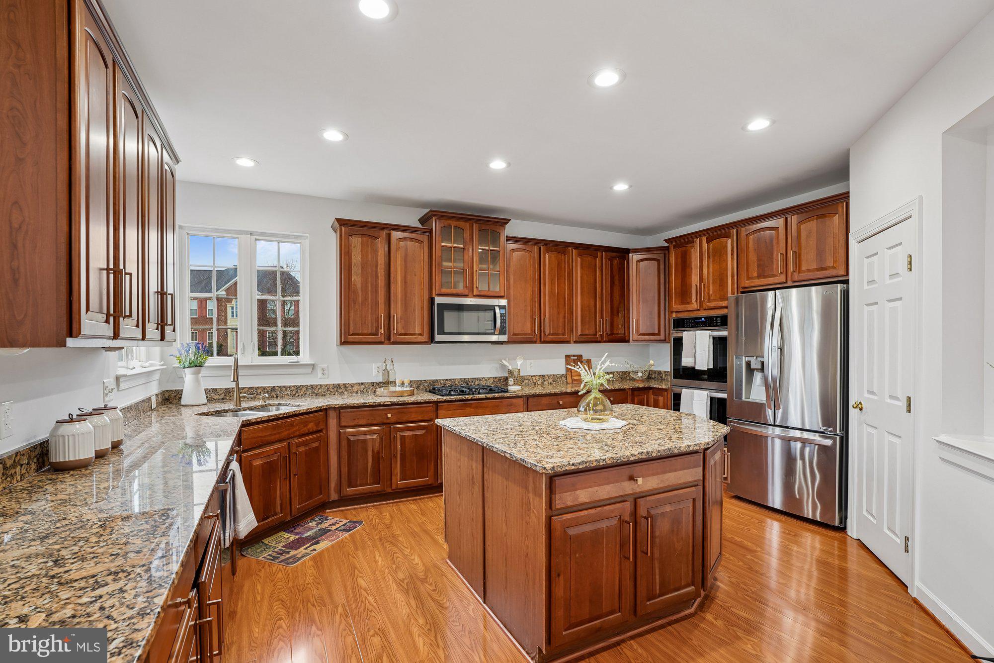 PARADISE MANOR - Residential