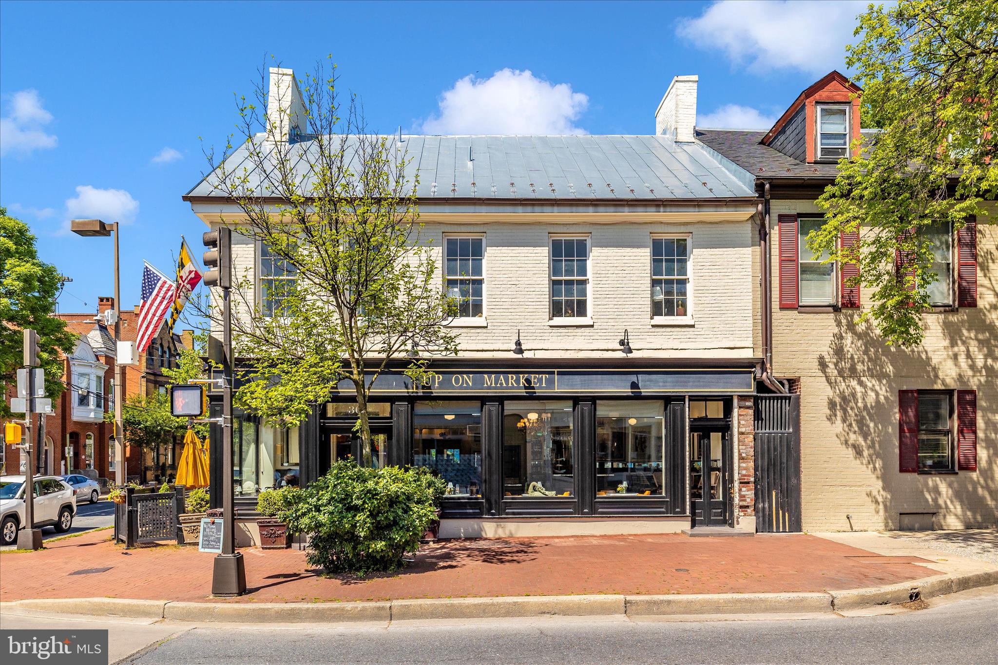 Main image without alt text