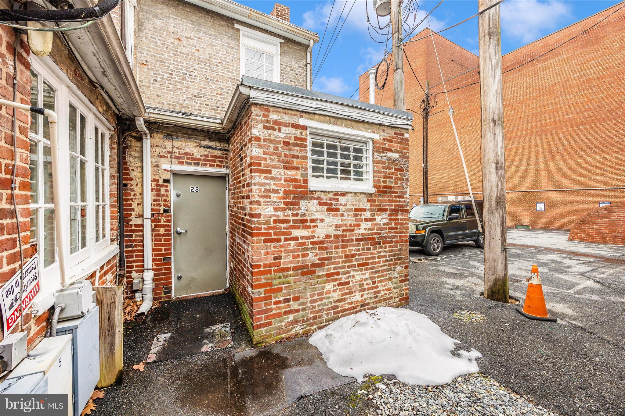 Main image without alt text