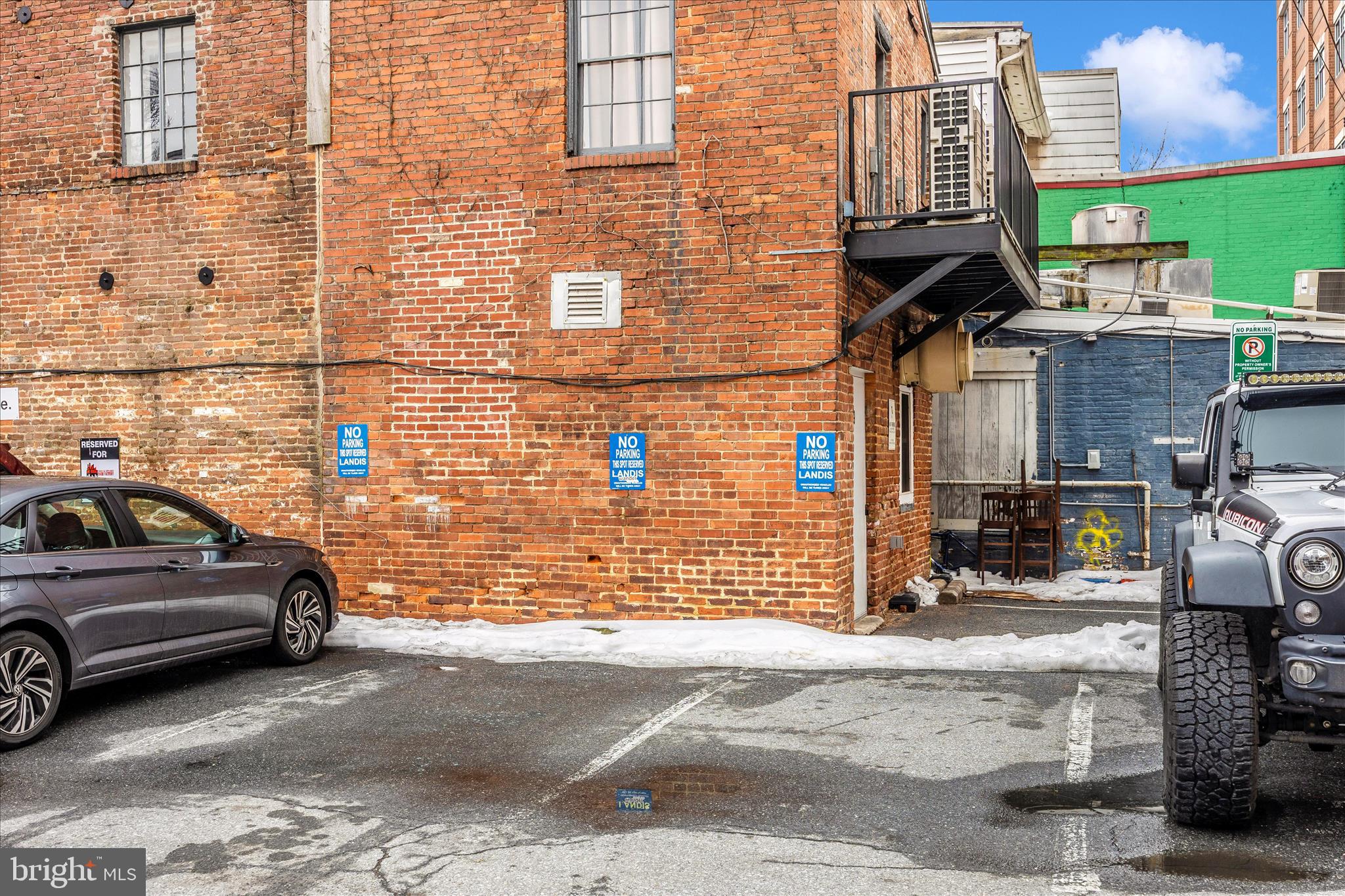 Main image without alt text