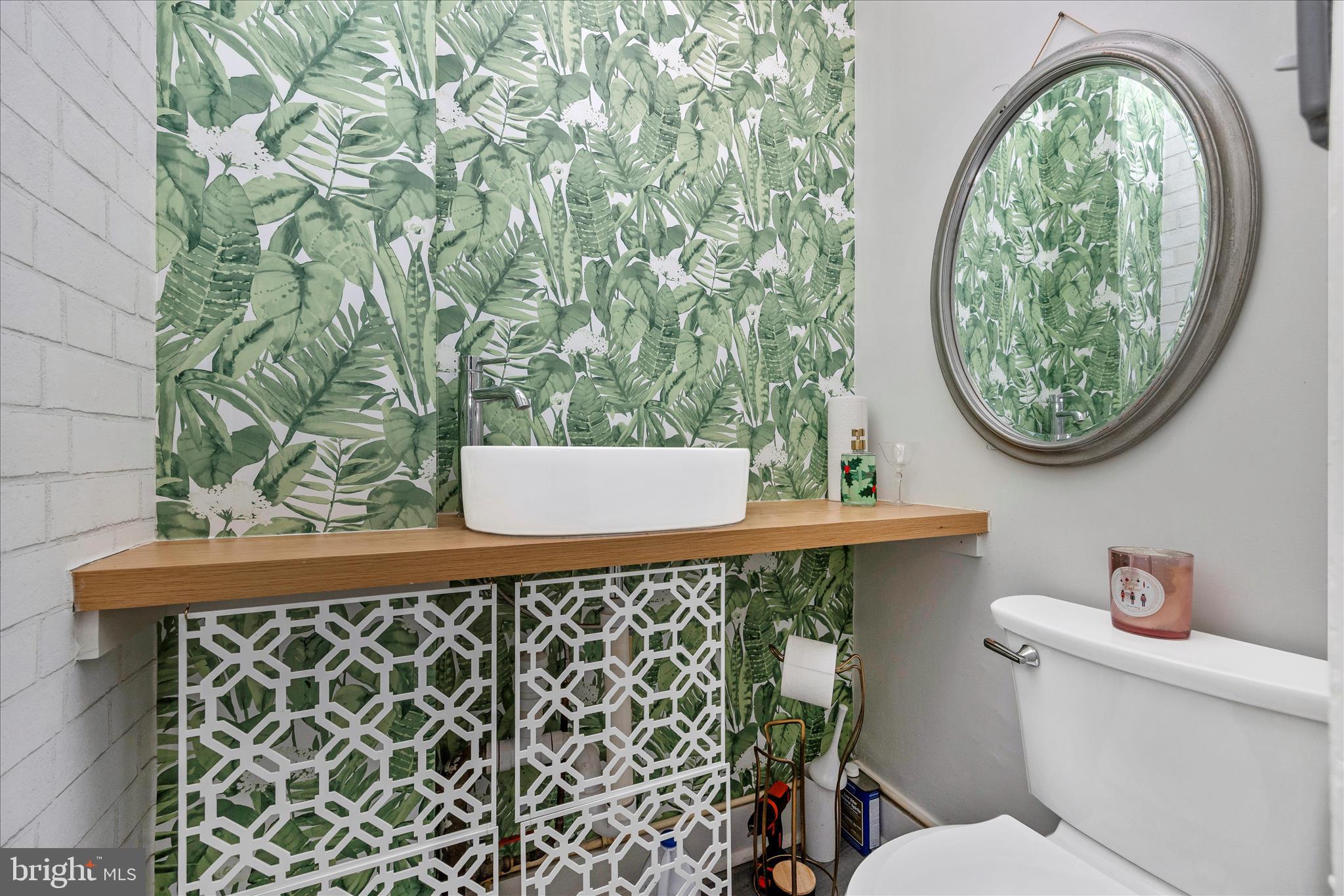 Main image without alt text