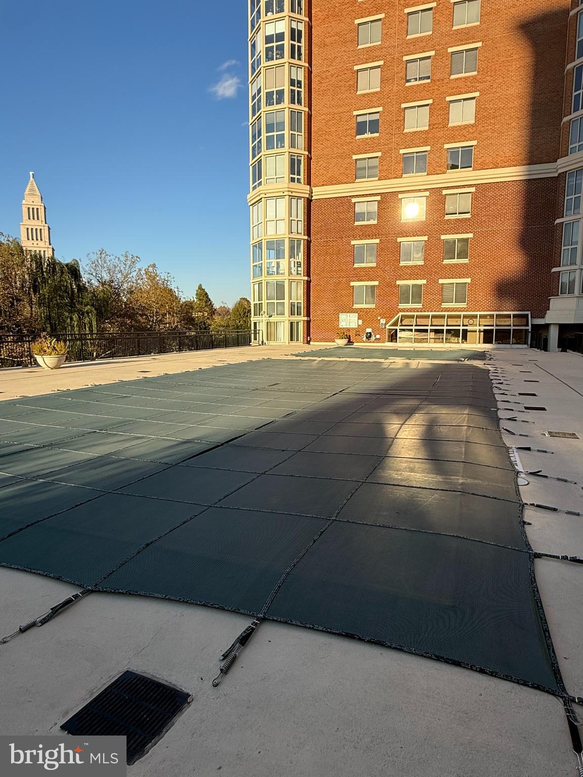 CARLYLE TOWERS - Residential