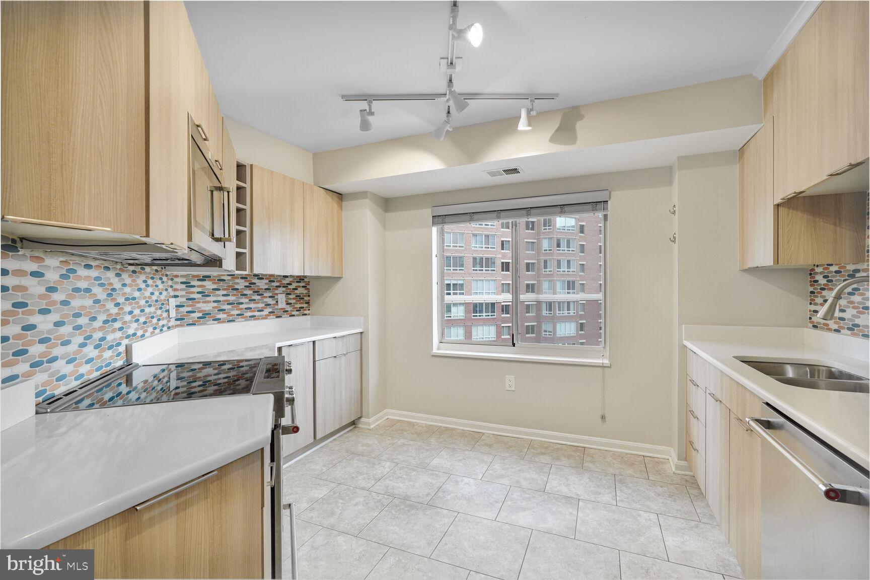 CARLYLE TOWERS - Residential