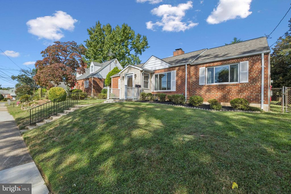 Photo of 1523 Crest Road, SILVER SPRING, MD 20902 (MLS # MDMC2201452)