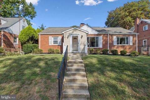 Photo of 1523 Crest Road, SILVER SPRING, MD 20902 (MLS # MDMC2201452)