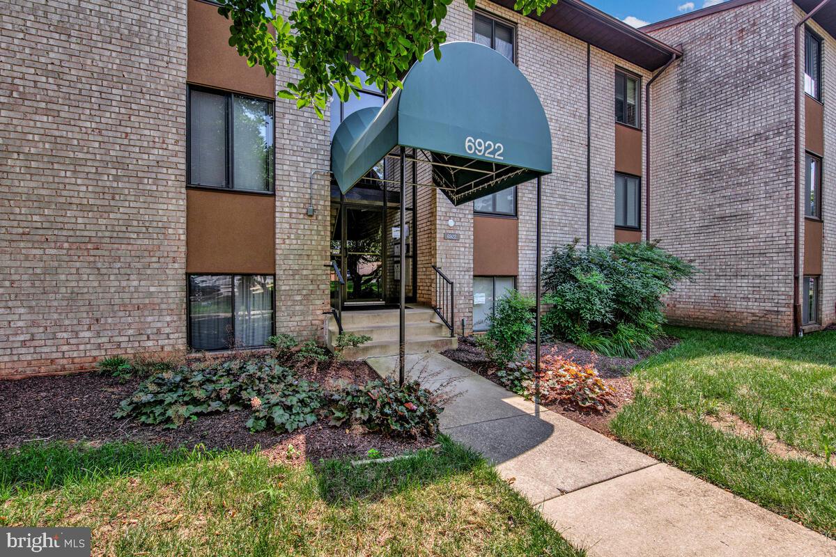 ALL UTILITIES INCLUDED IN CONDO FEE !! WONDERFULLY MAINTAINED, THIS UNIT HAS UPDATED BATH & KITCHEN, PAINT. ALSO INCLUDES COMMUNITY CENTER, PARTY ROOM, CLUB HOUSE, OUTDOOR POOL, TENNIS COURTS, AND EXERCISE ROOM. GREAT LOCATION ...EASY ACCESS TO 295,193,495. AND PUBLIC TRANS. ENTERTAINMENT & SHOPPING LESS THAN 10 MINUTES AWAY