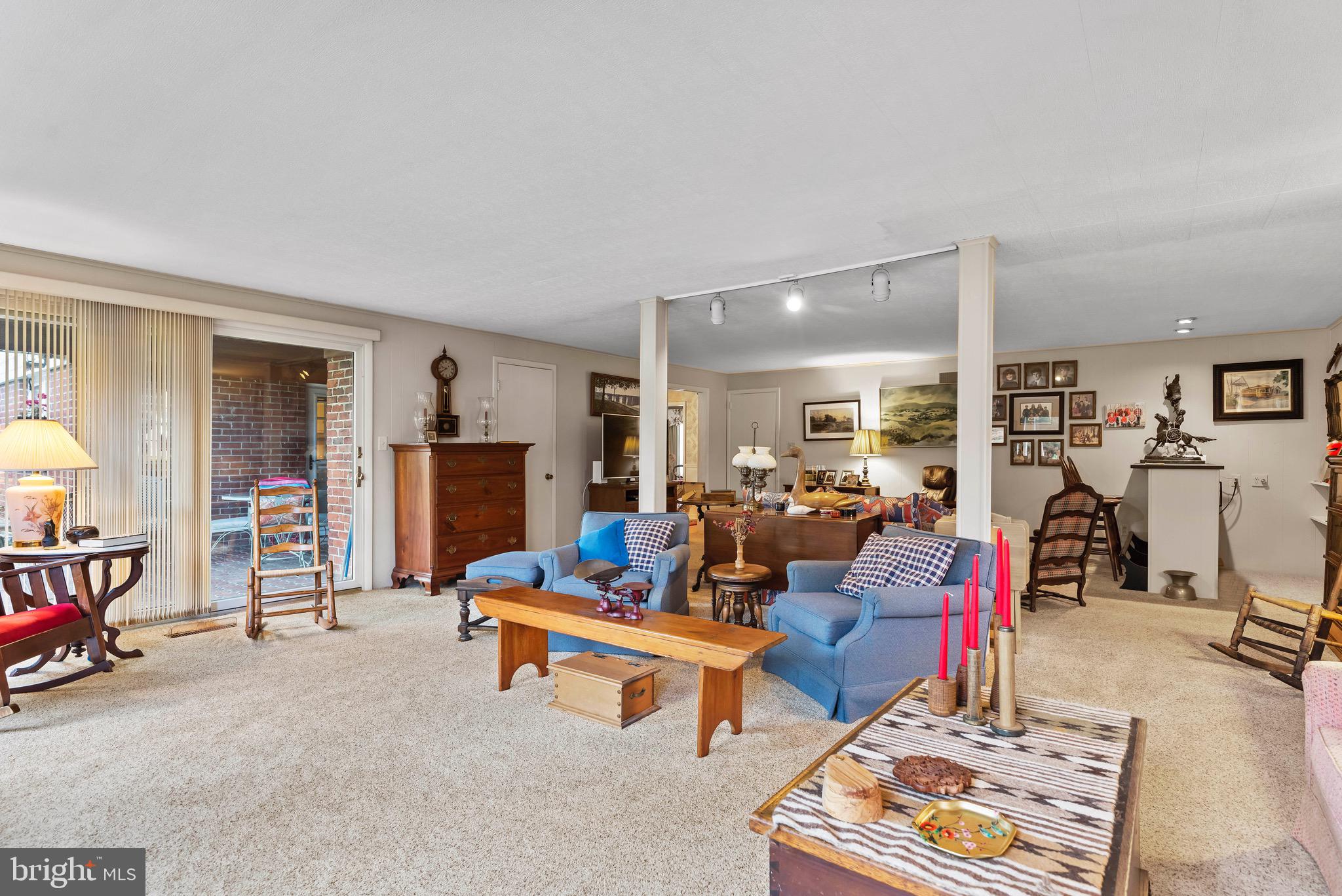 COUNTRY CLUB HILLS - Residential