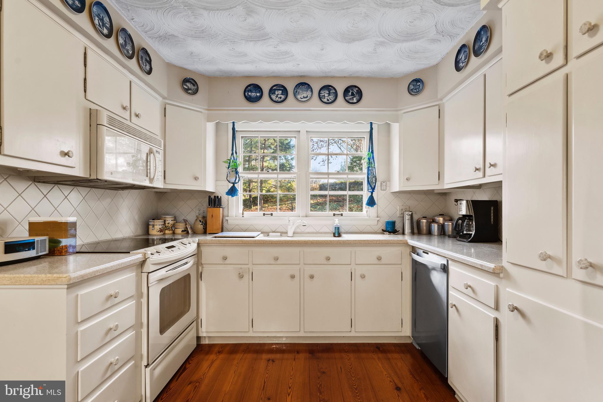 COUNTRY CLUB HILLS - Residential