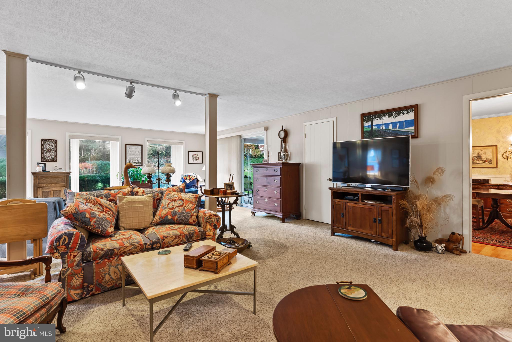 COUNTRY CLUB HILLS - Residential