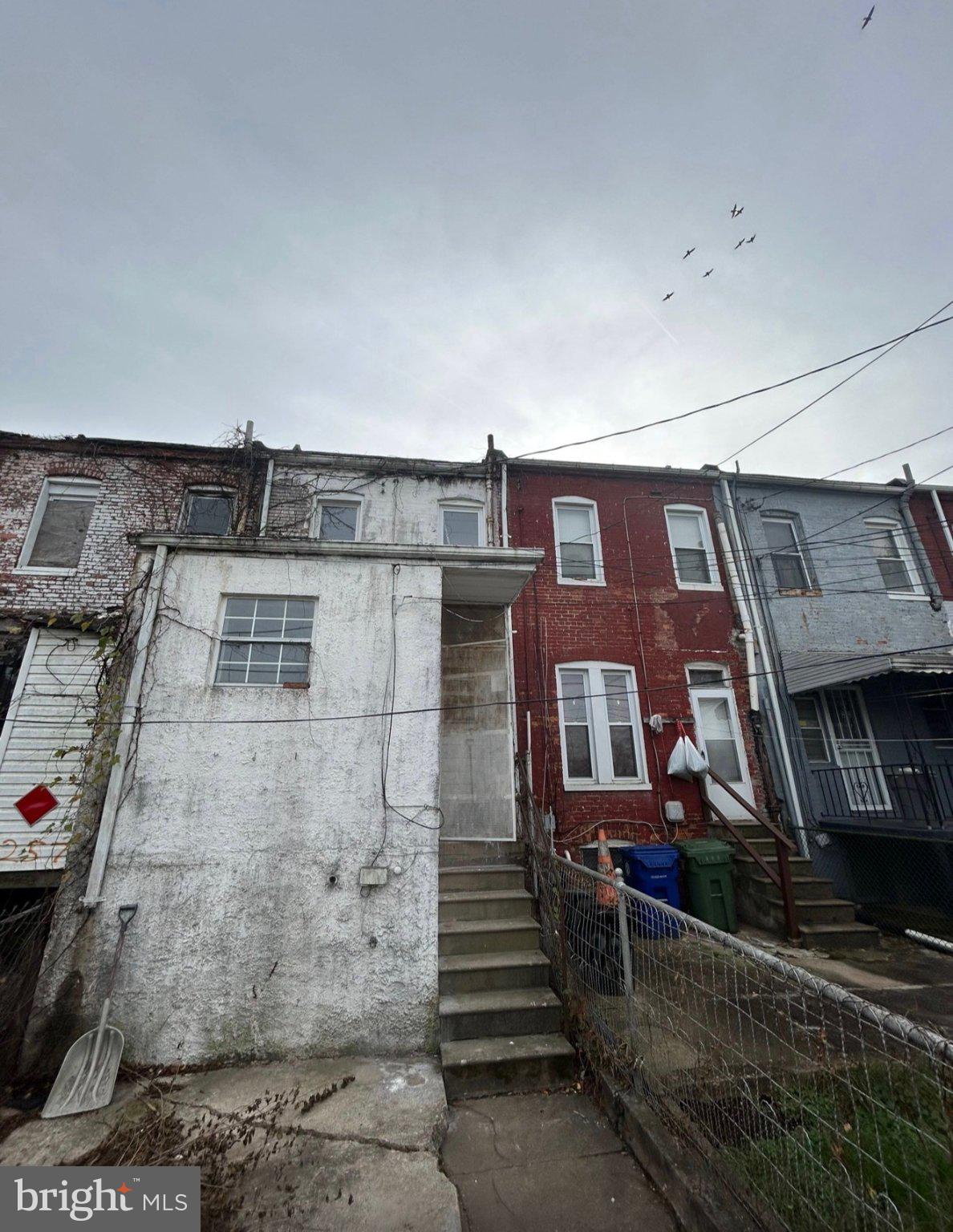 2590 W FAYETTE STREET