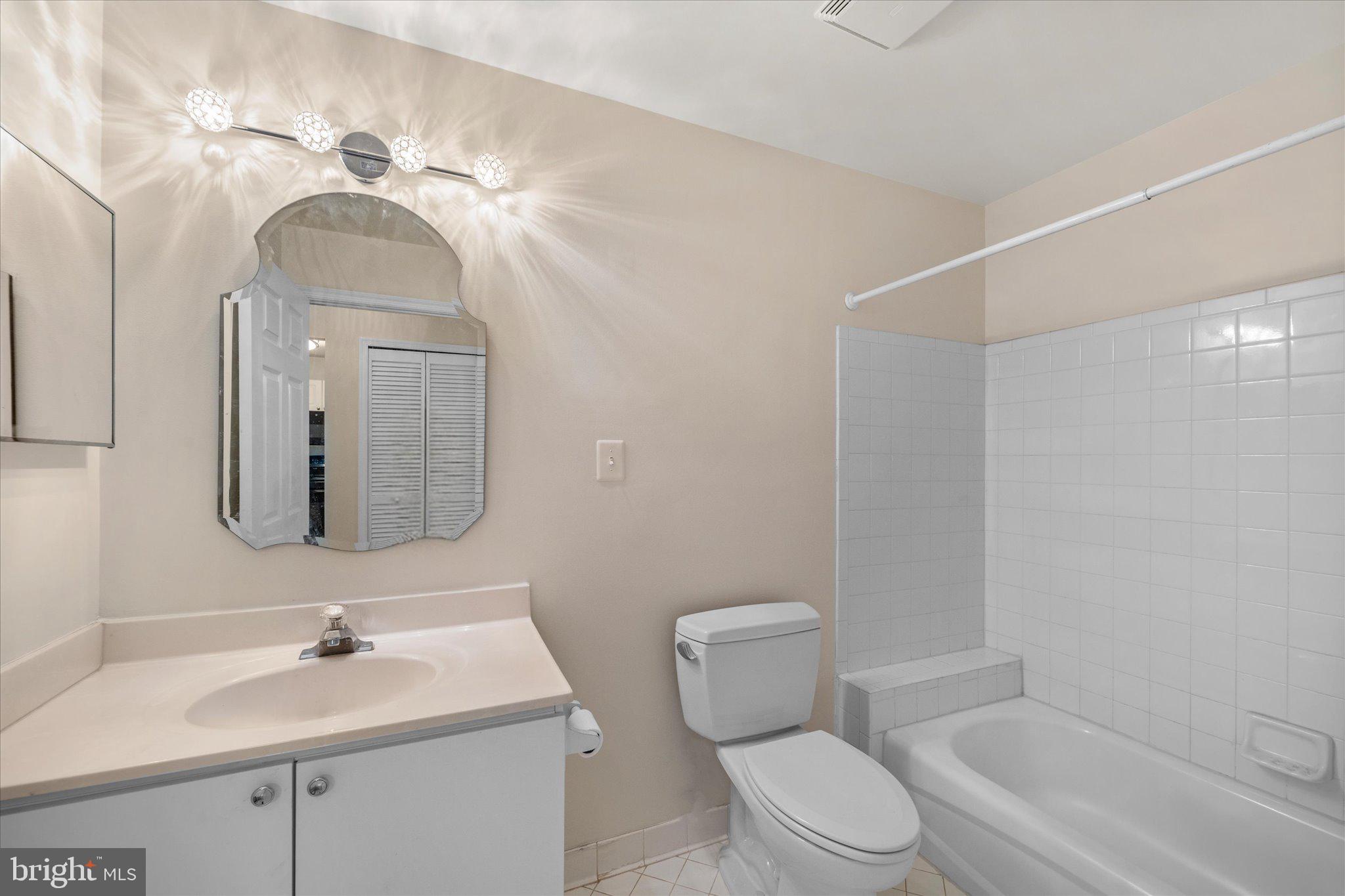 LAKESHORE CONDO - Residential