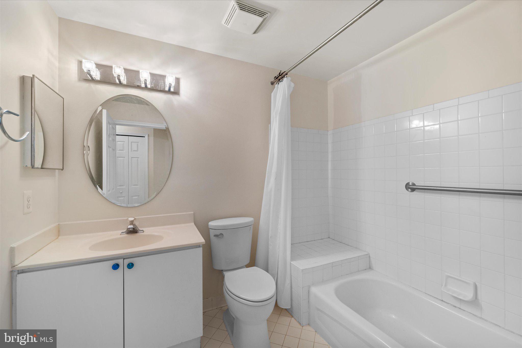 LAKESHORE CONDO - Residential