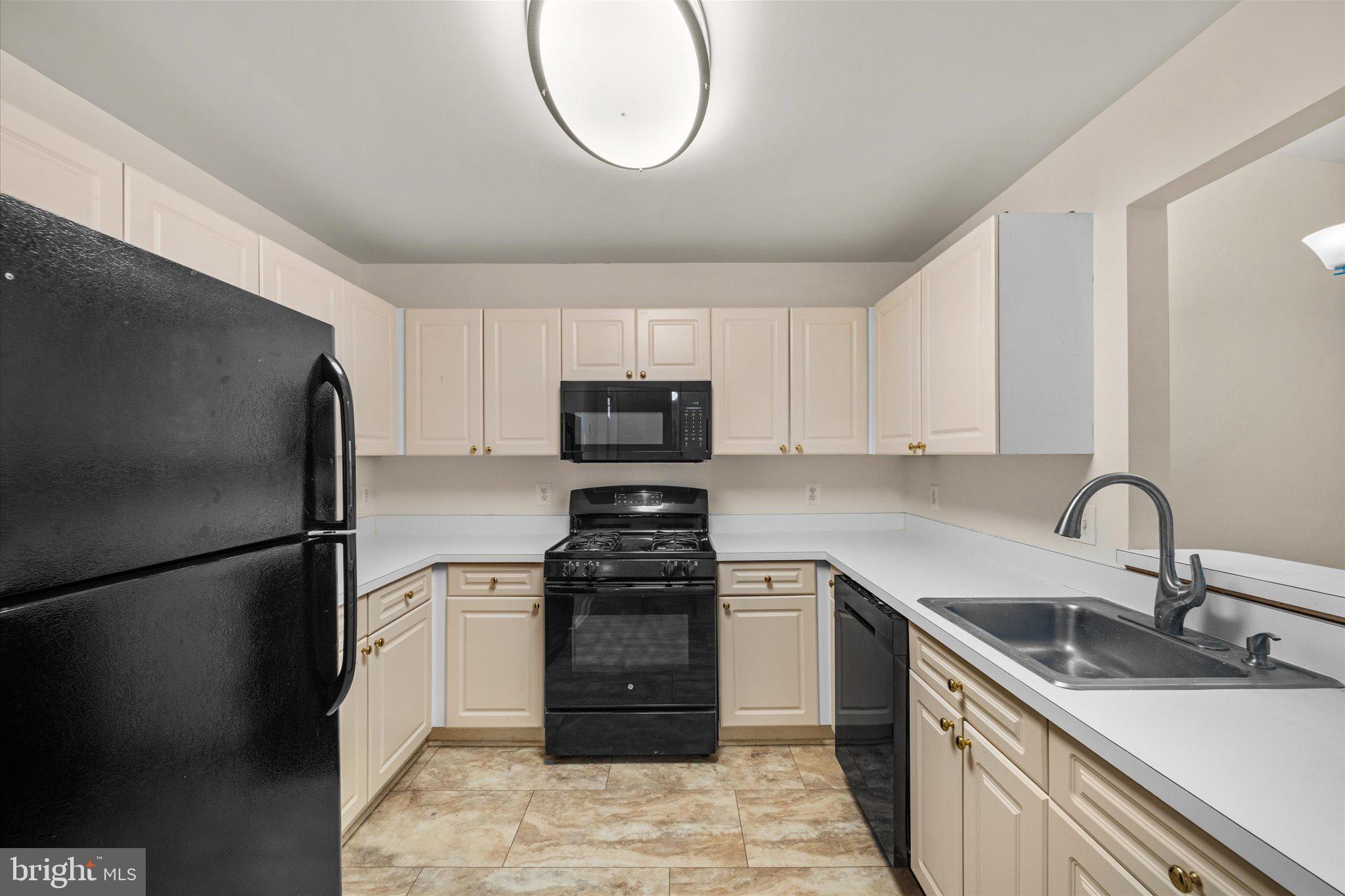 LAKESHORE CONDO - Residential