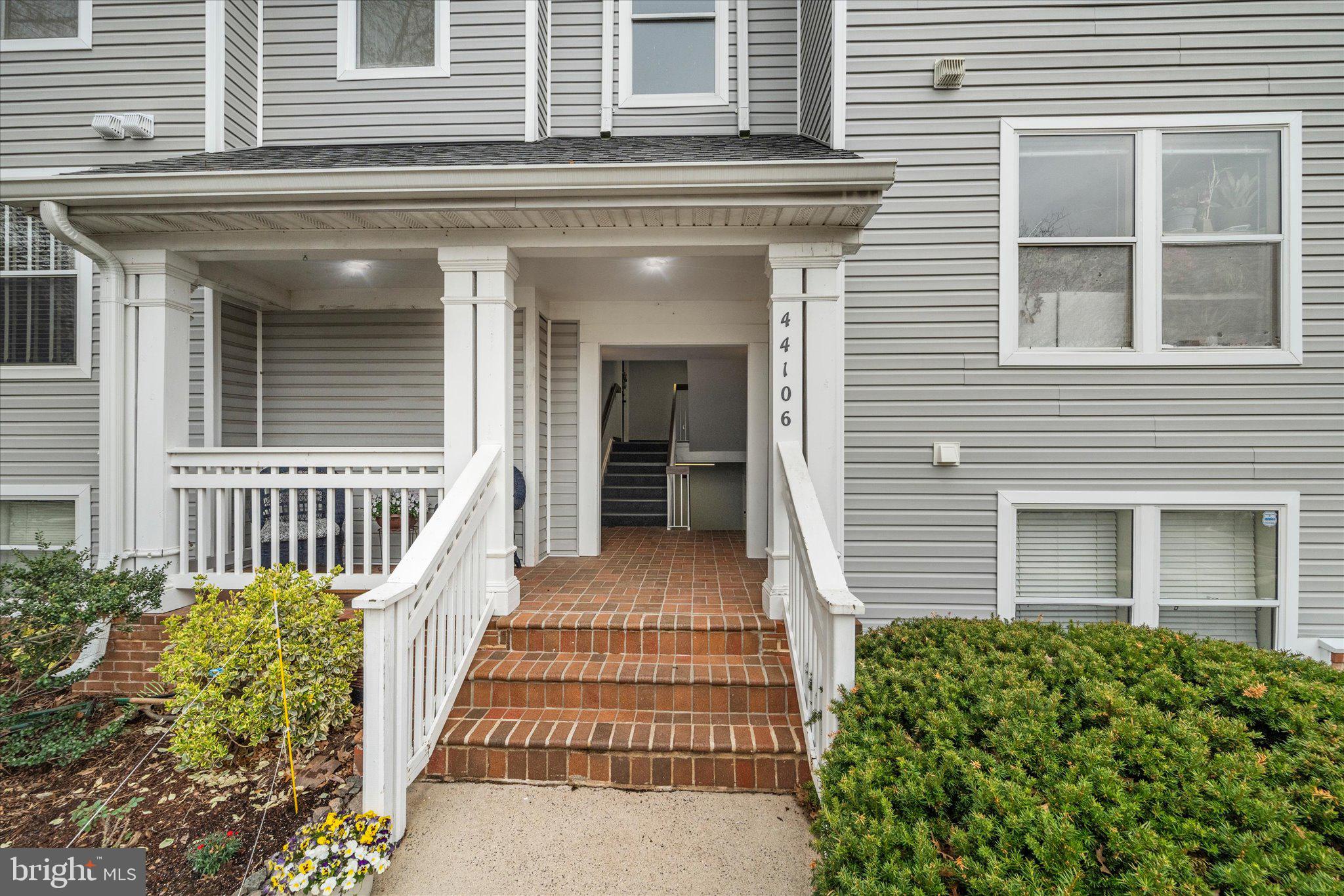 LAKESHORE CONDO - Residential