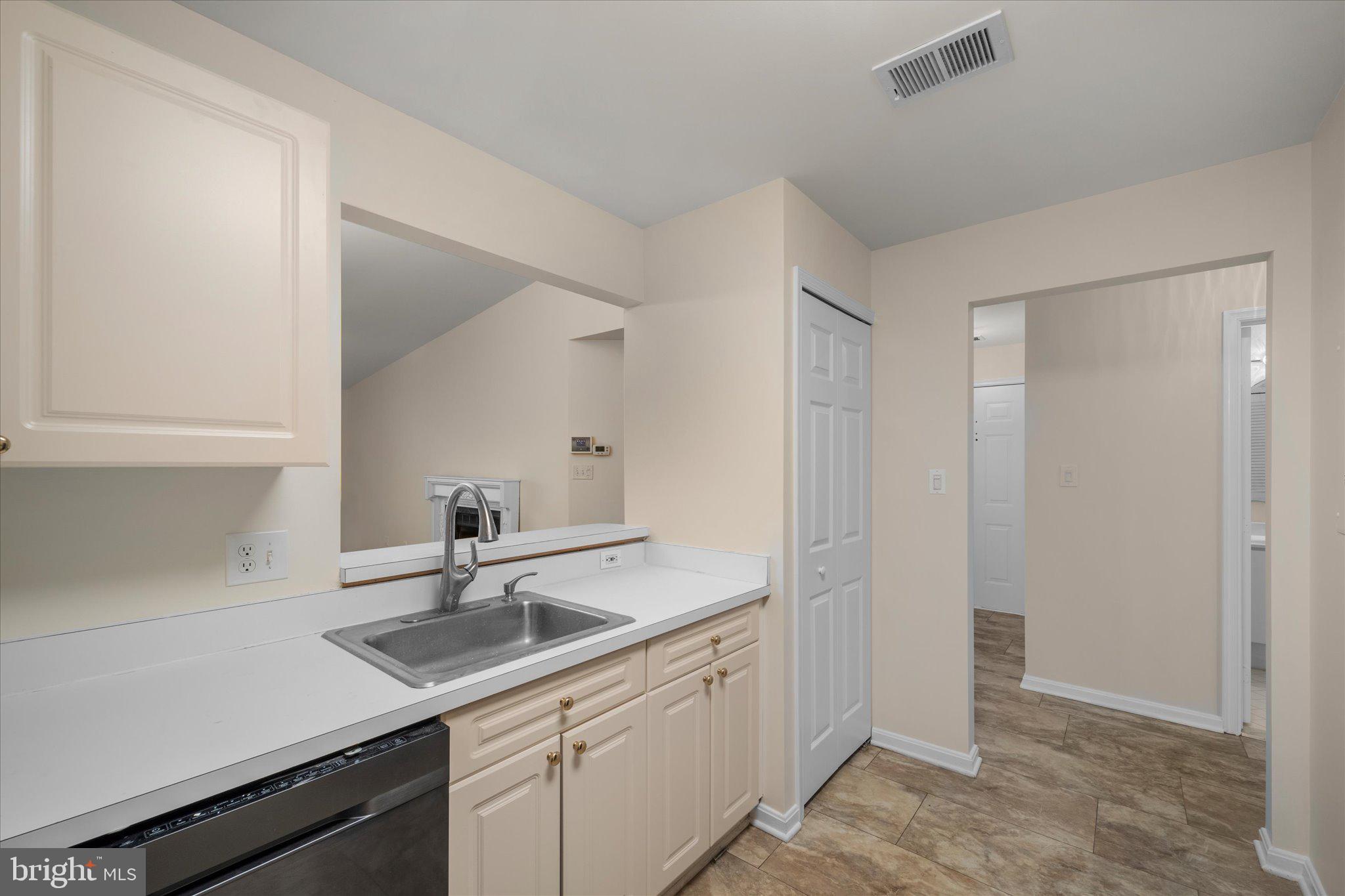 LAKESHORE CONDO - Residential