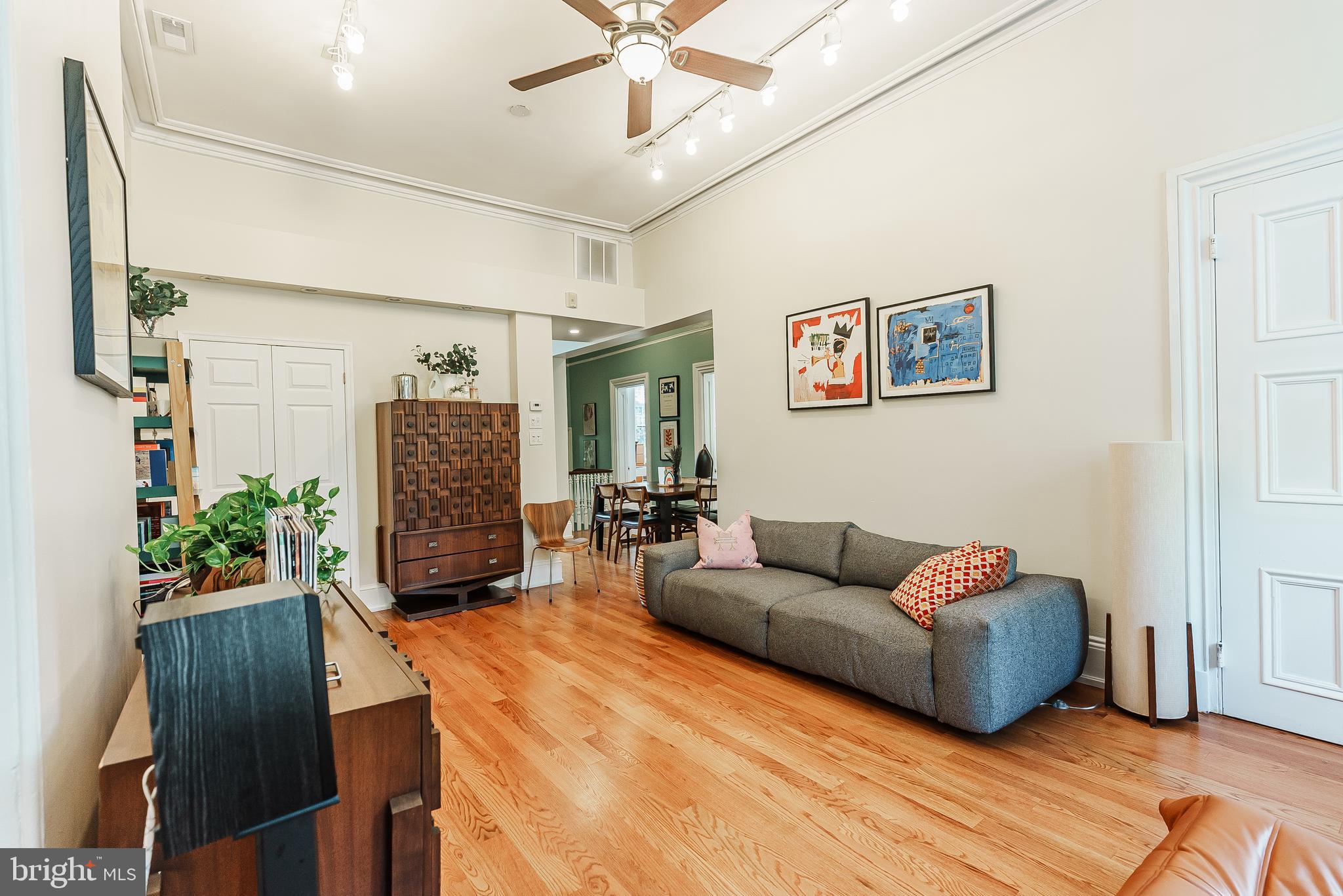 QUEEN VILLAGE - Residential Income