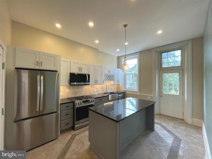 QUEEN VILLAGE - Residential Income