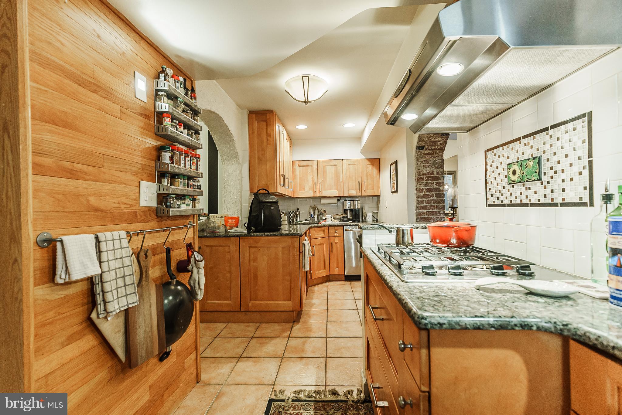 QUEEN VILLAGE - Residential Income