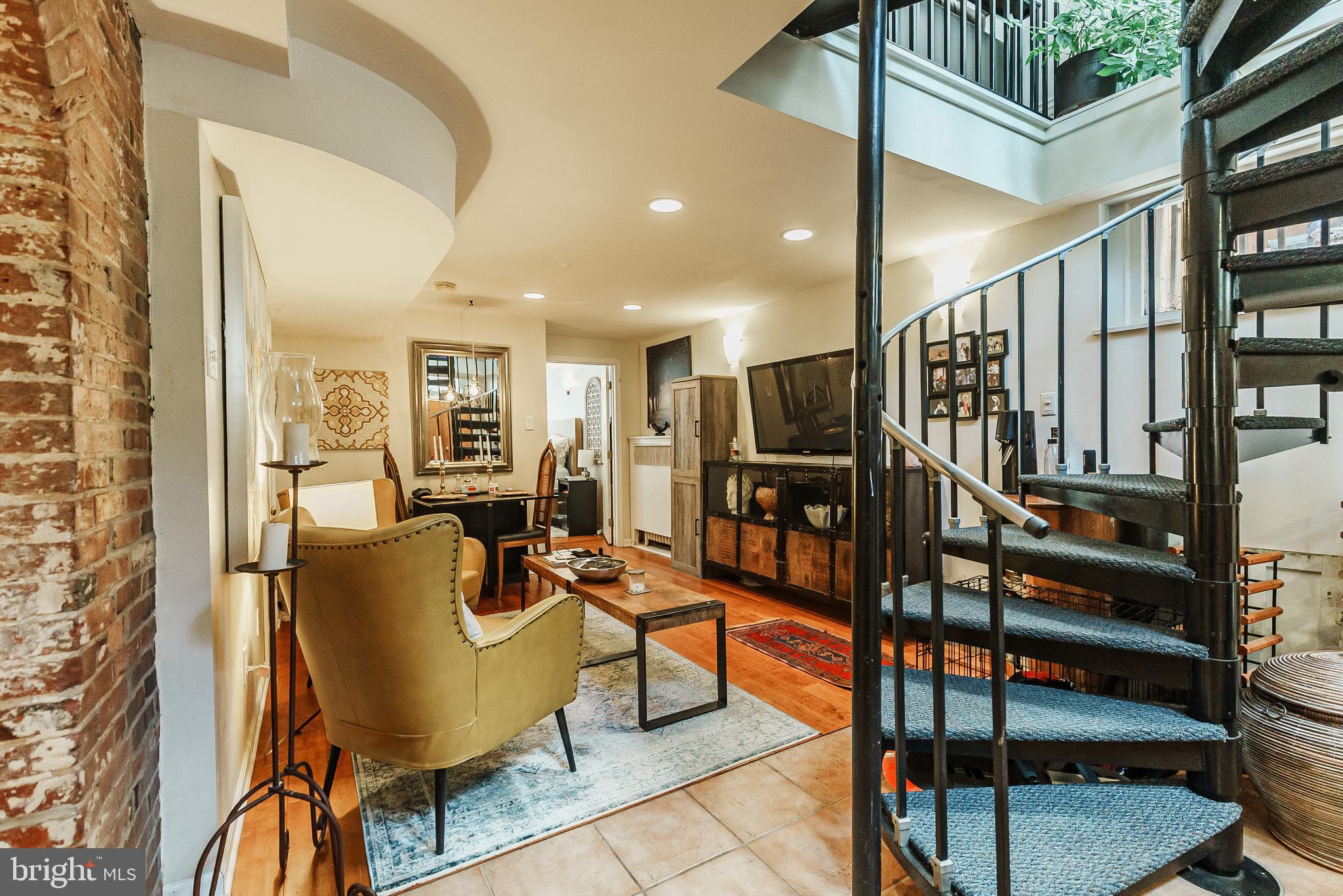 QUEEN VILLAGE - Residential Income