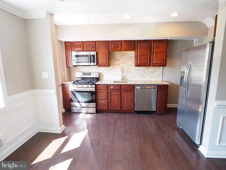 EASTWOOD - Residential Lease