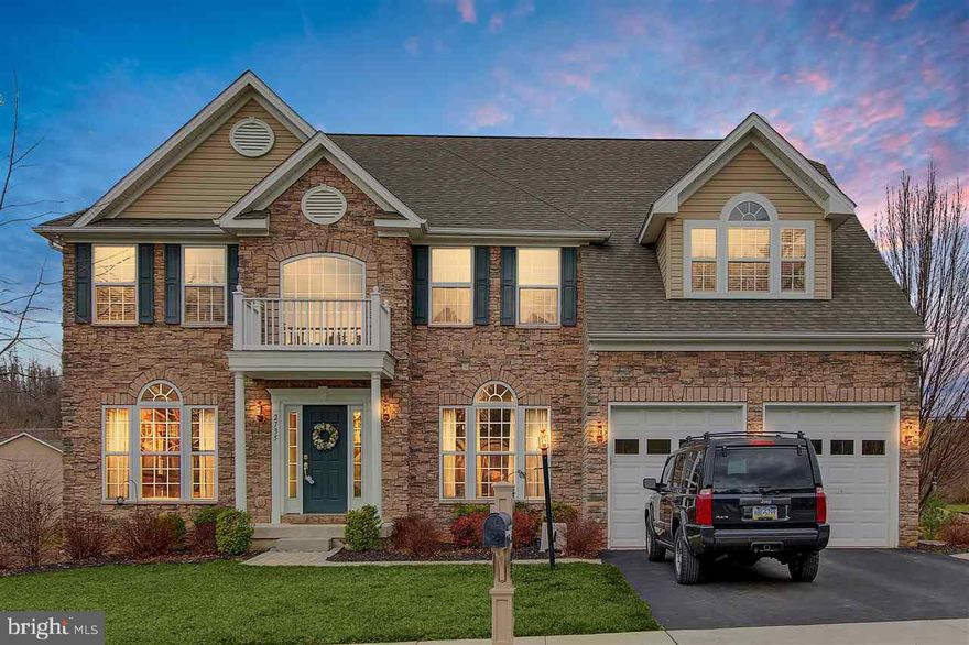 Former Model Home Features: 9' Ceilings on 1st floor, Formal LR & DR, 1st floor Office, 1st floor Lndry, Sunken Fam Rm w/ FP, Kit w/ Granite Counters, 42" cabinets, Island, Built in SS Appliances, Pantry & a Breakfast Rm w/ 2 skylights, Beautiful Master Suite featuring Tray Ceiling, W/I closet, & Mstr Bath w/Jacuzzi Tub, also a Sitting Rm separated by a See through FP!!! Jack & Jill Bath Rm, Full W/O Bsmt w/ Full Bath Rough-In. Fenced in Yard!!!