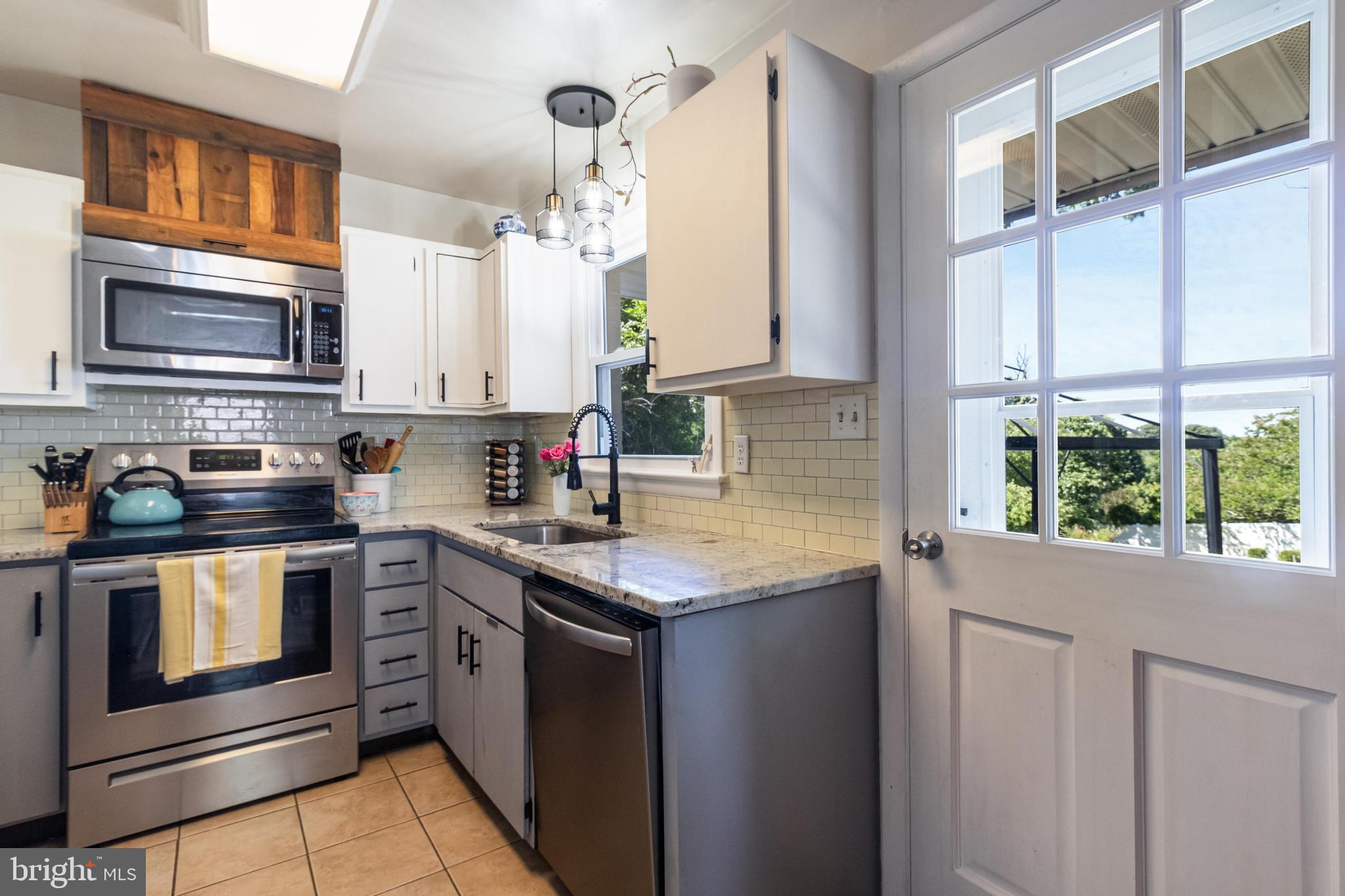 BRETON BAY ESTATES - Residential