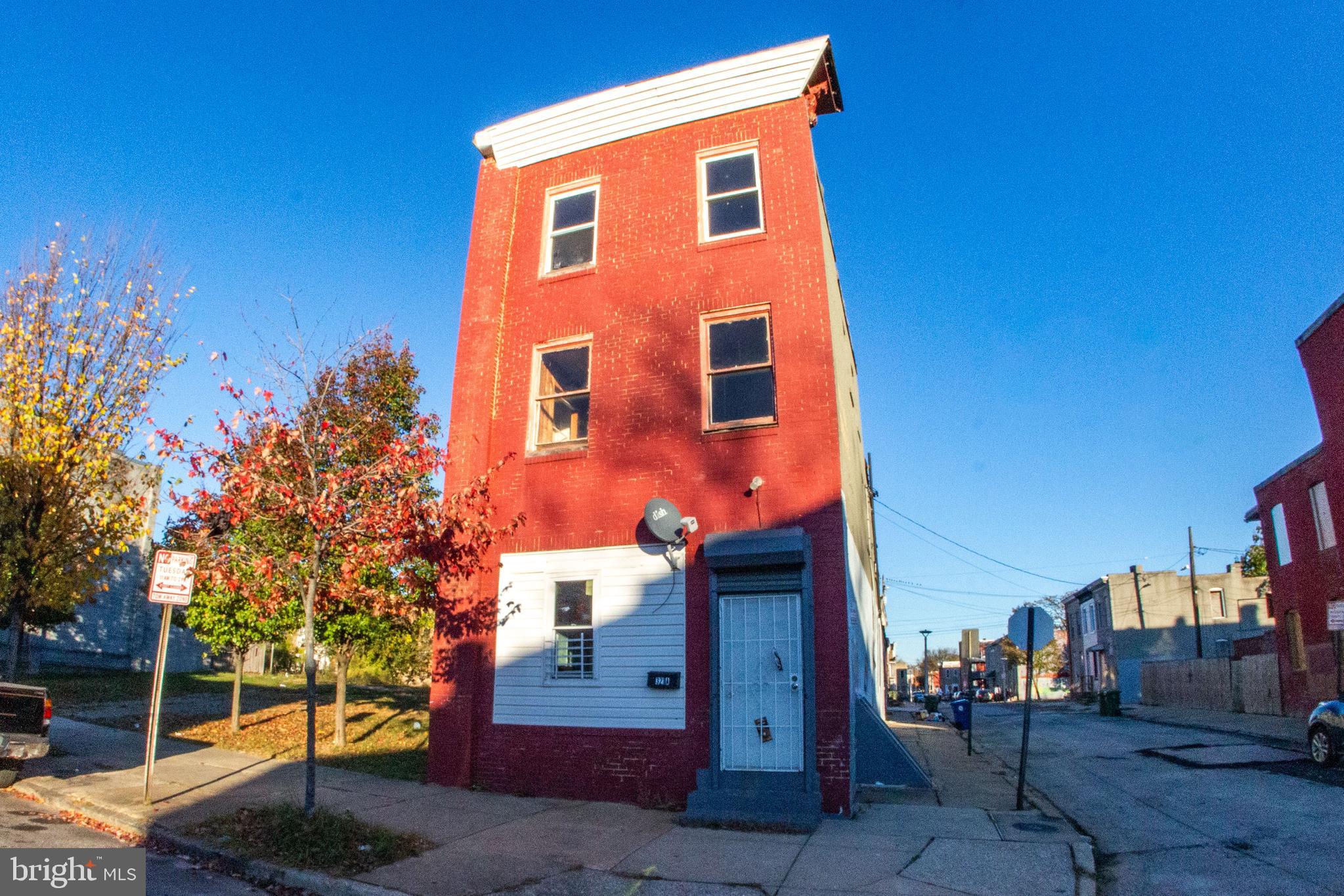 321 S Payson St has undergone renovations over the years and has generated $4,200+ per month in rental income when fully occupied. Perfect for both savvy investors and aspiring house hackers, it offers two spacious 3-bedroom, 1-bath units and two 1-bedroom, 1-bath units, making a total of four separate units.
Located in the up and coming neighborhood of Carrollton Ridge. With ongoing renovations and a wealth of state & city grants available, this area is rapidly transforming. Don’t miss this chance to secure a prime piece of real estate with excellent cash flow potential!.
*HUGE price drop! Priced to sell, book your showings today.