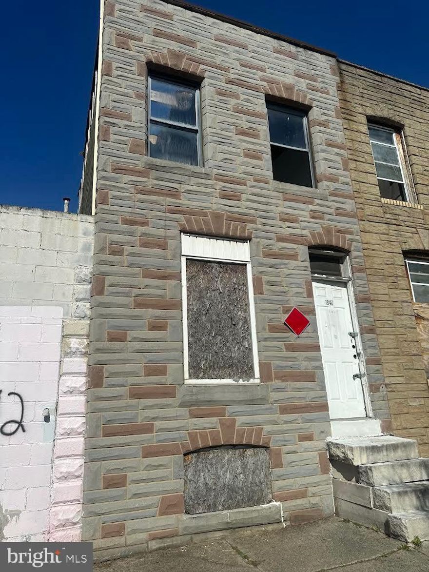 Calling all investors! This townhome needs to be completely remodeled. Selling As-Is.
Send in your offers! View only from outside do not try to go inside.