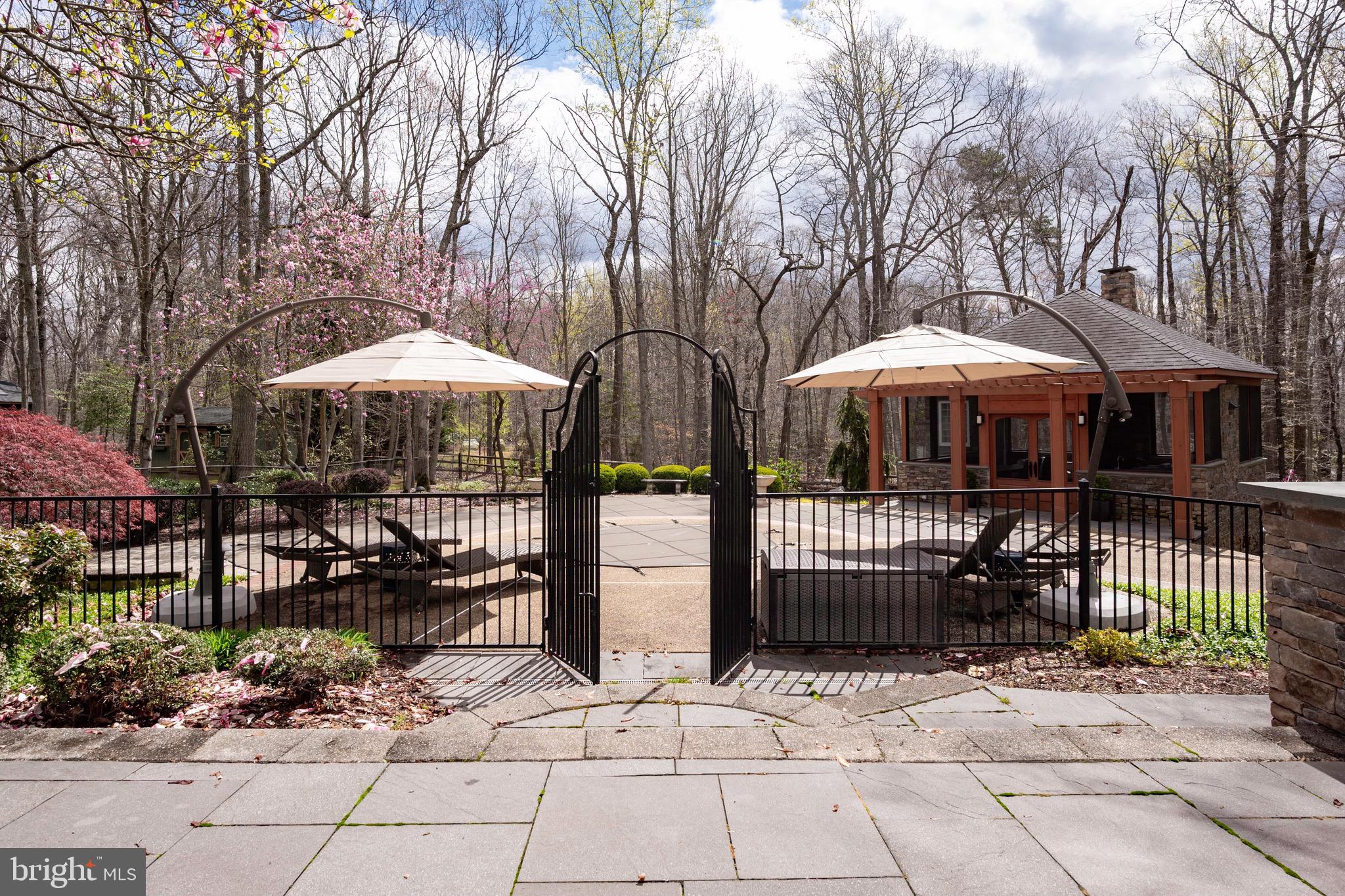 BARRINGTON OAKS - Residential Lease