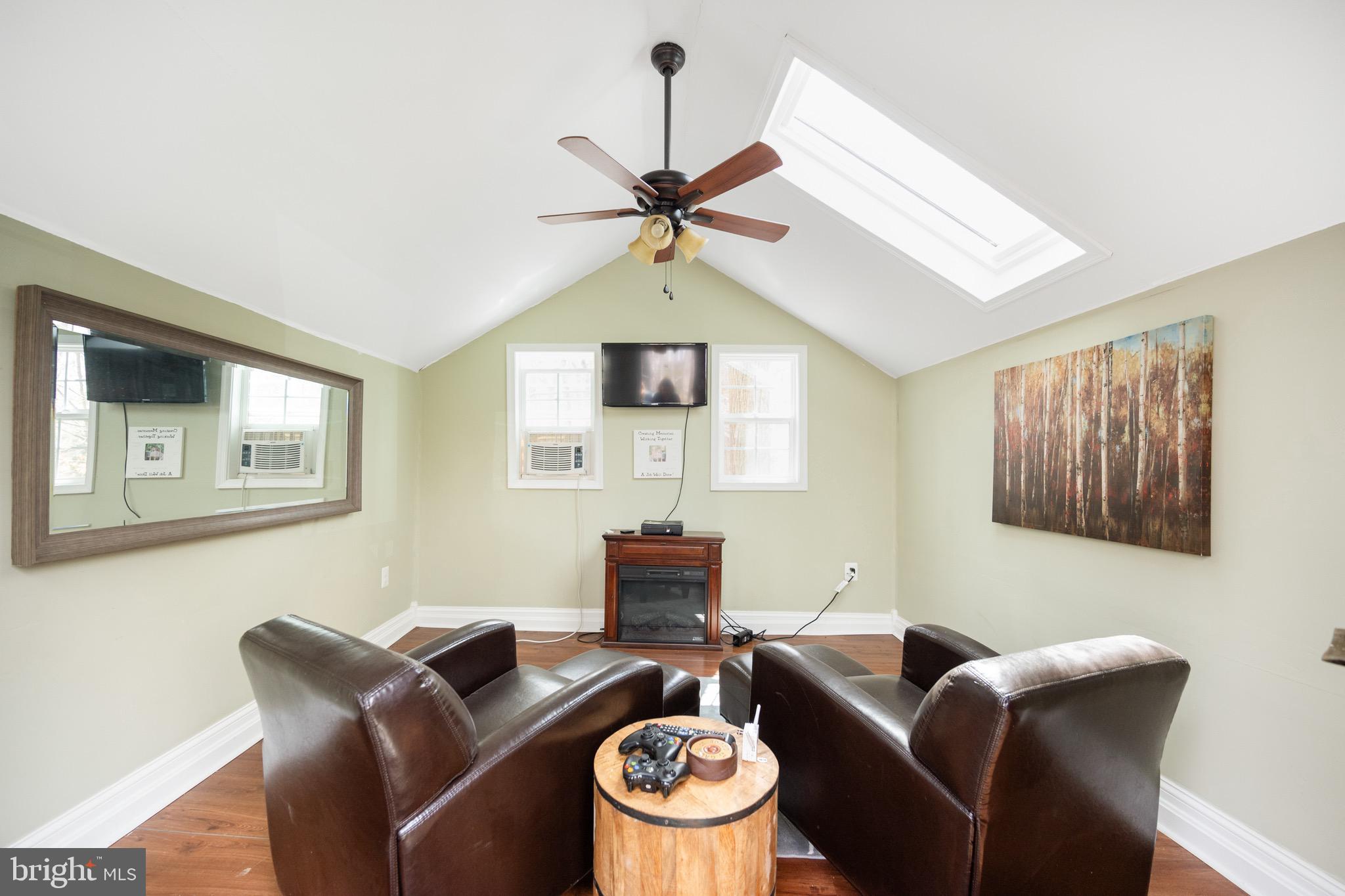 BARRINGTON OAKS - Residential Lease