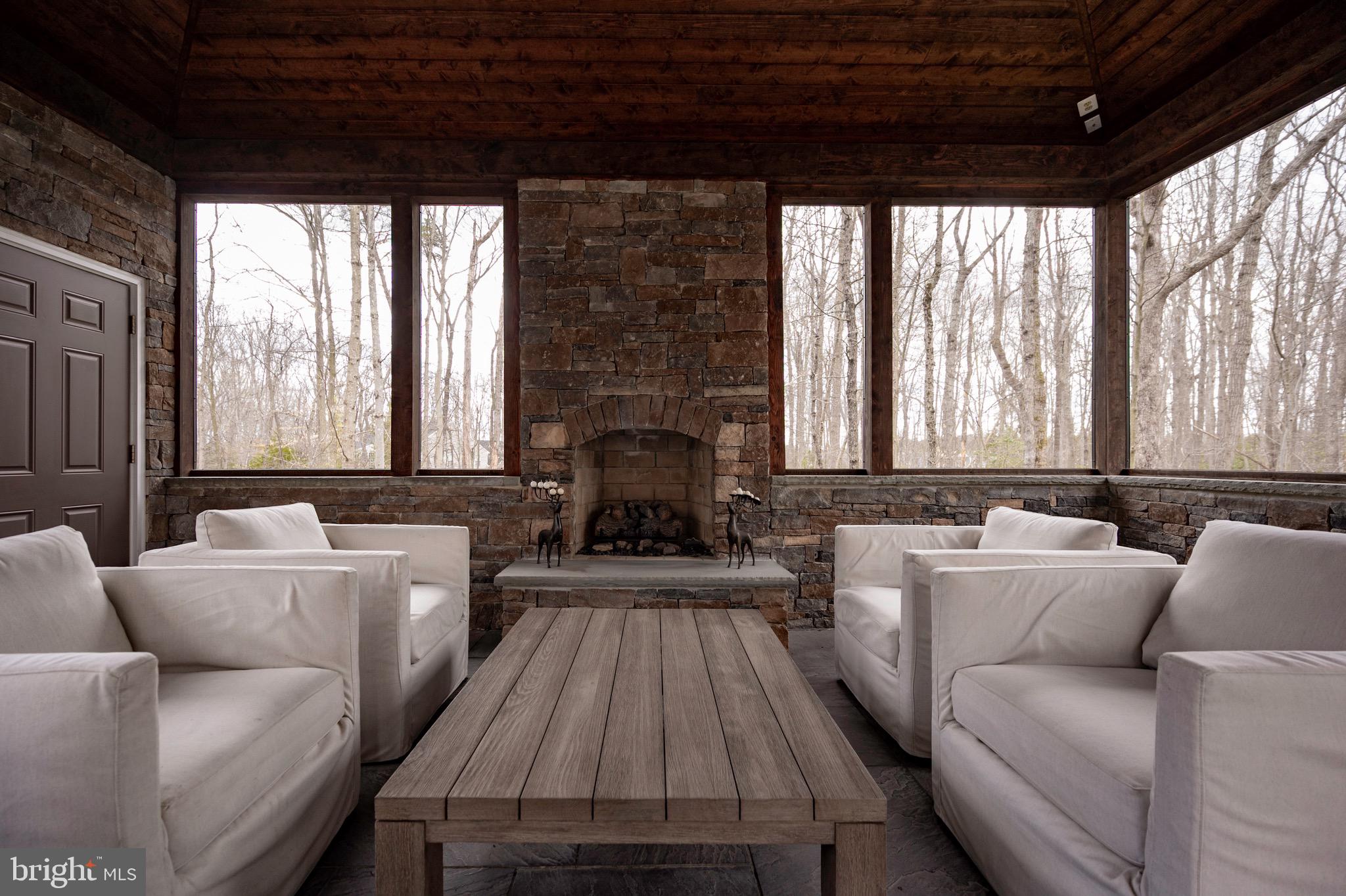 BARRINGTON OAKS - Residential Lease