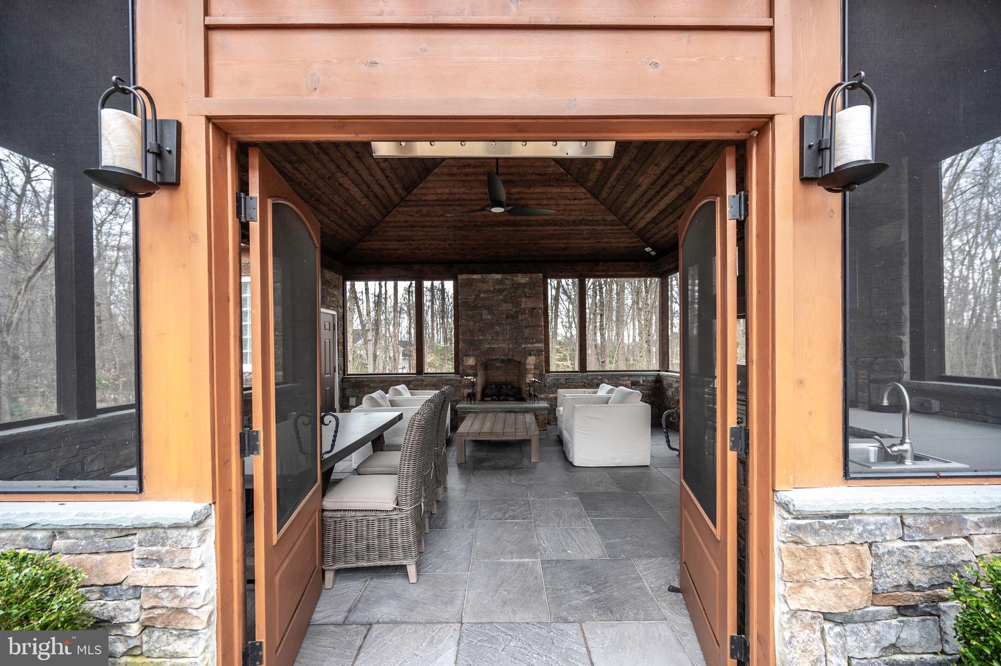 BARRINGTON OAKS - Residential Lease