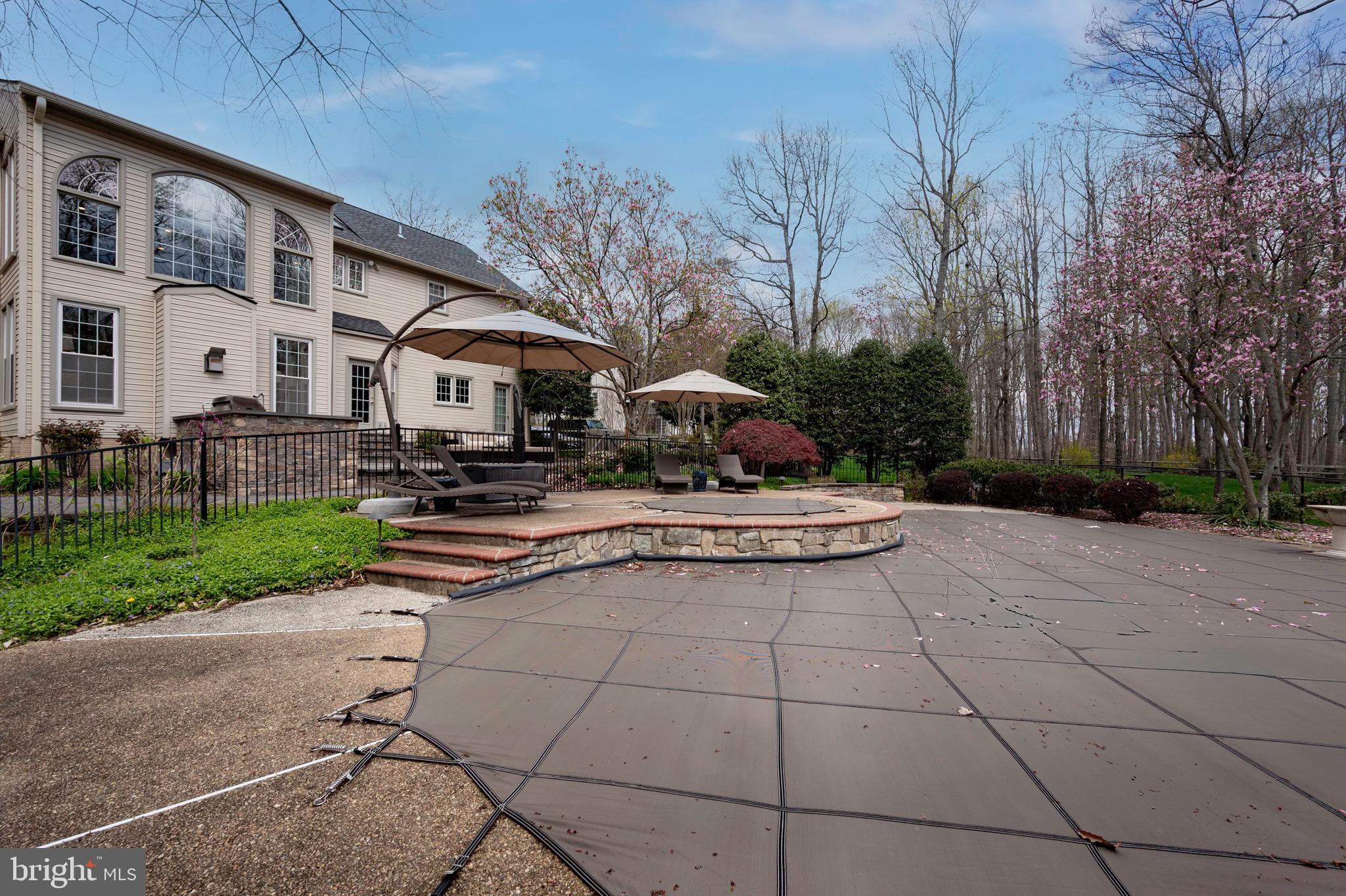 BARRINGTON OAKS - Residential Lease