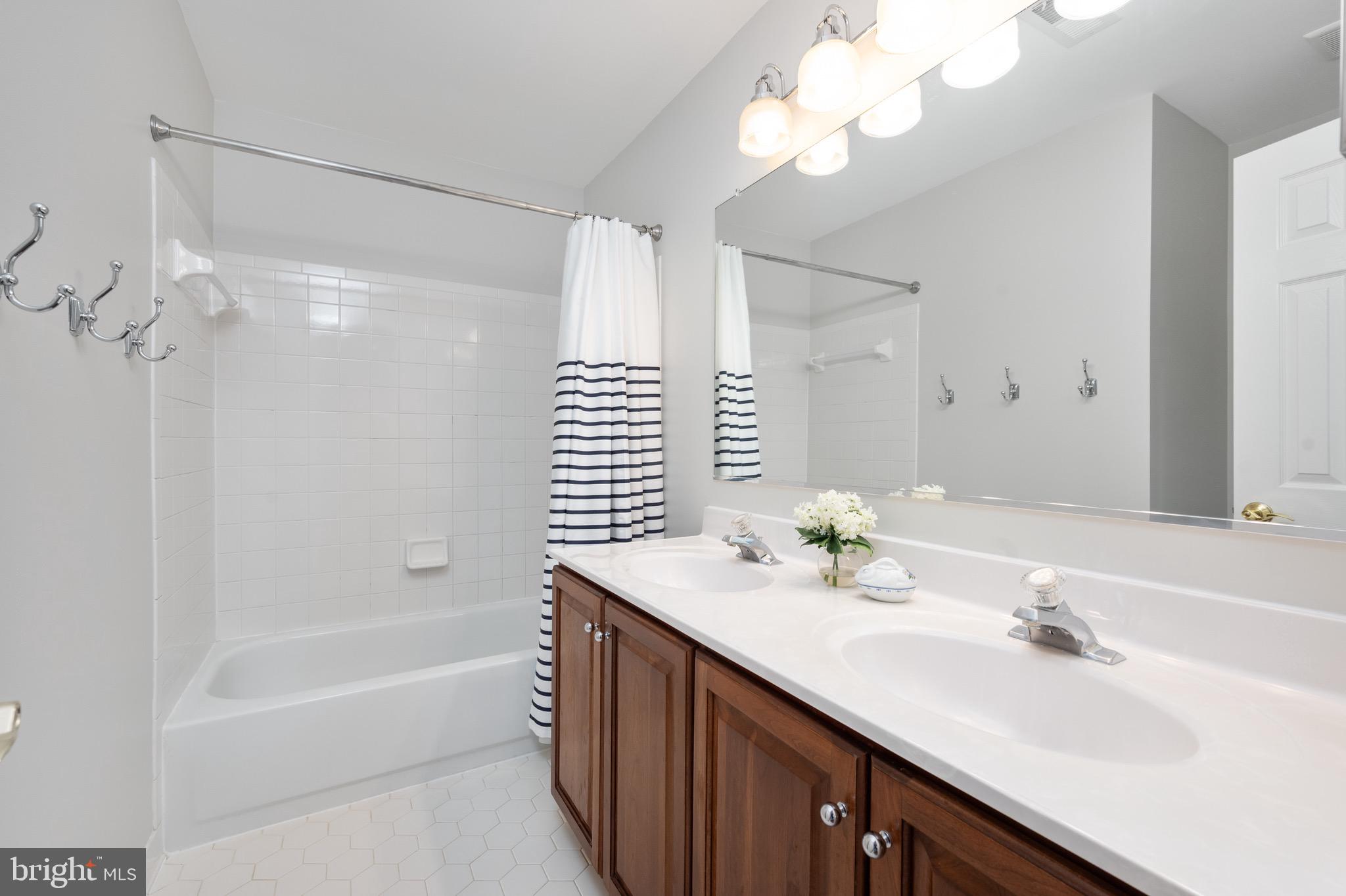 BARRINGTON OAKS - Residential Lease