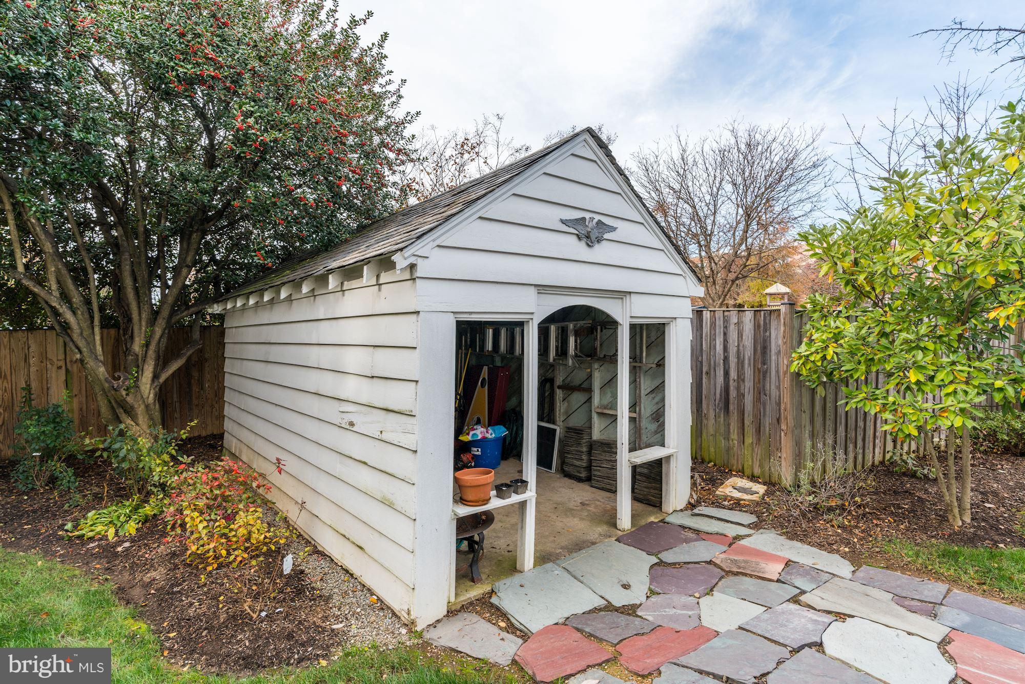 LYONHURST - Residential