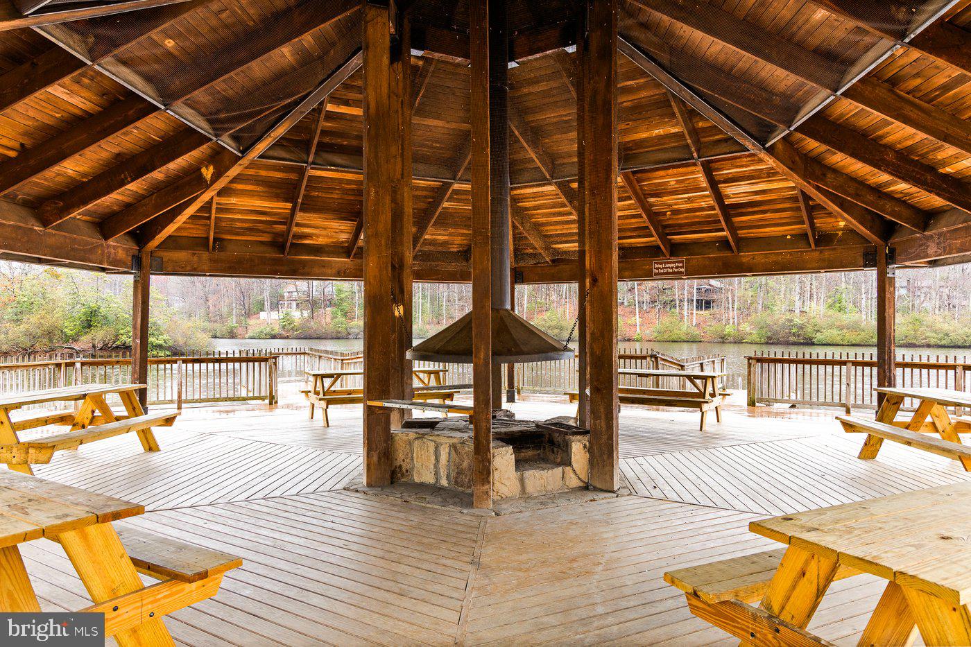 PRESIDENTIAL LAKES - Residential