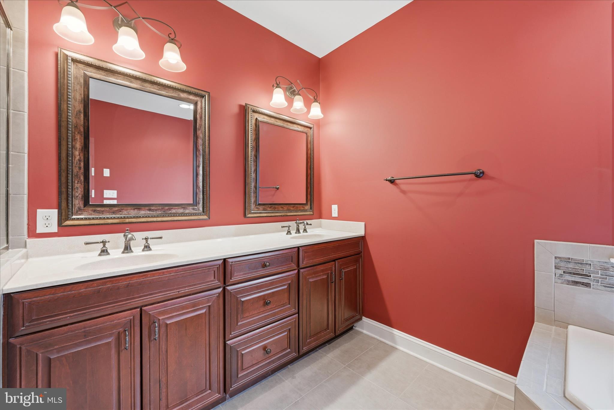 RAVEN POINTE - Residential