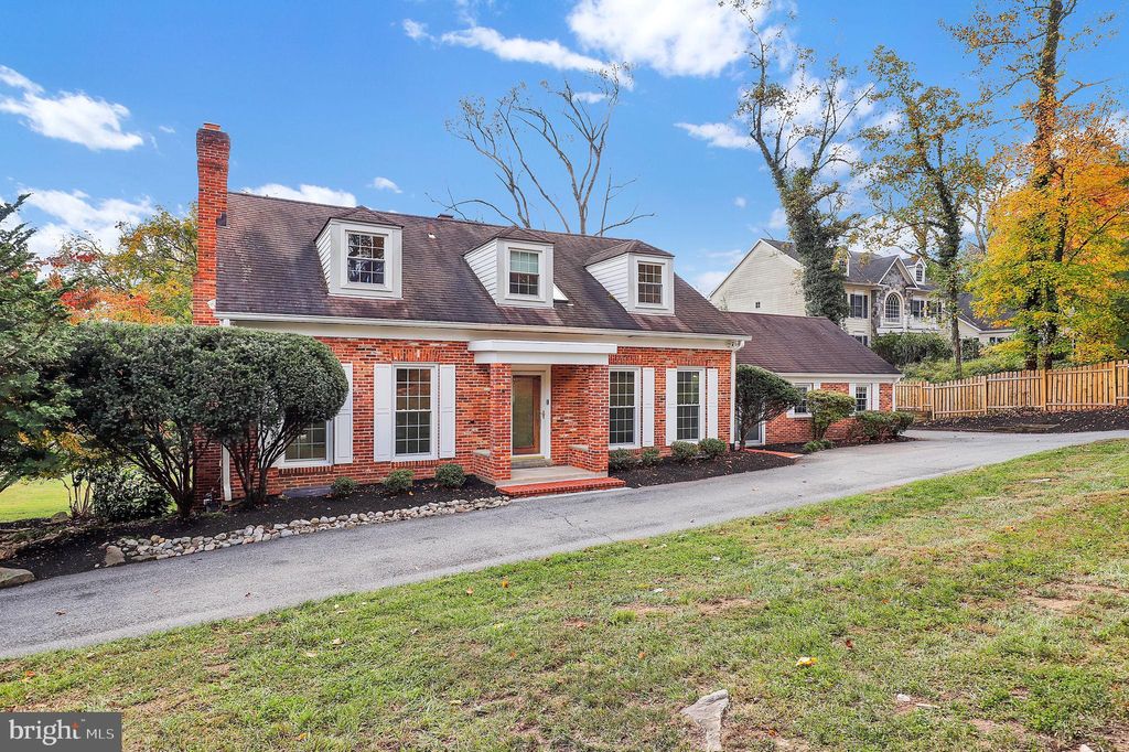 Photo of 9425 Falls Road, POTOMAC, MD 20854 (MLS # MDMC2205474)