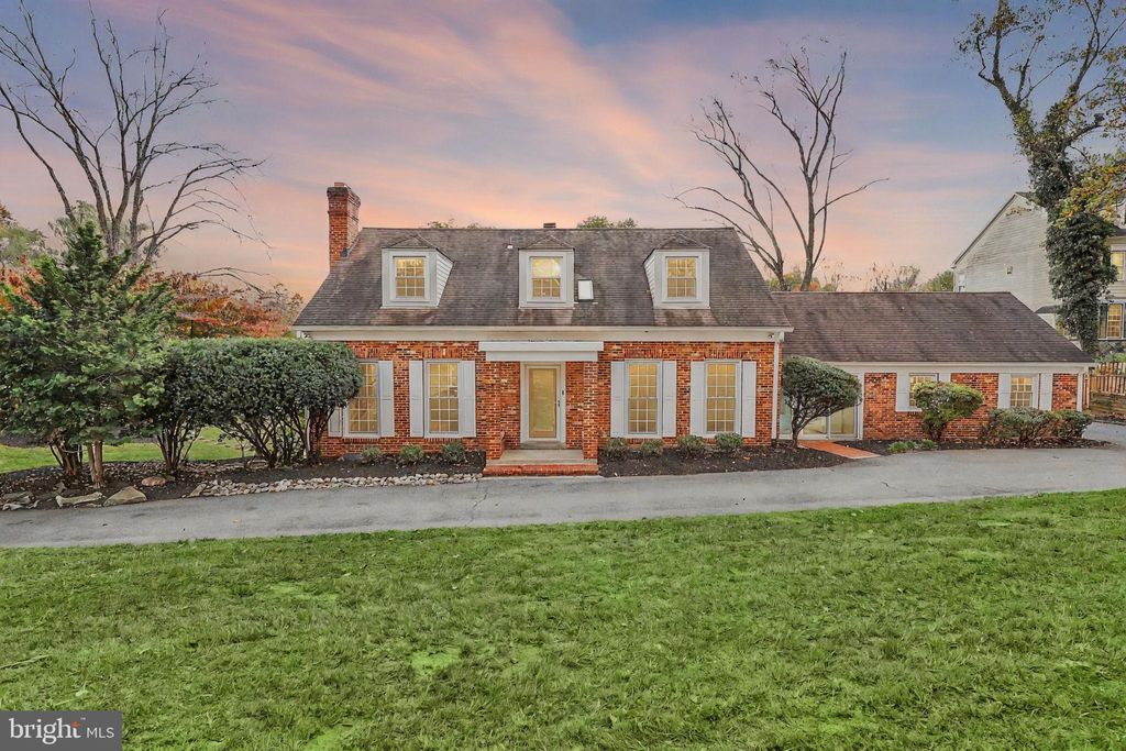 Photo of 9425 Falls Road, POTOMAC, MD 20854 (MLS # MDMC2205474)