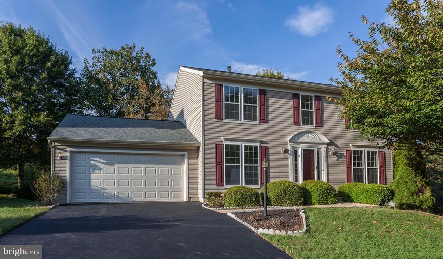 NEW CARPETS/FLOORS, ROOF, GAR DOOR, RENOV GUEST BATH, FRESHLY PAINTED, & MOVE-IN READY! Beautiful colonial w/ formal LR, sep DR, expansive table-space kit, FR w/ fireplace, fully finished walk-out LL. Large deck overlooks private fully-fenced yard. Enjoy community amenities - tennis, playgrounds & pool. 5 min walk to Tacketts Mill Lot with easy commute to Pentagon, Crystal City, DC, and Rosslyn.