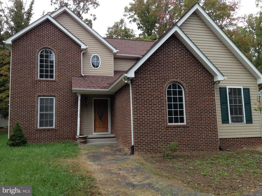 Cute open floor plan close to the entrance of Lake of the Woods.  Excellent sized rooms, fireplace, laminate floors for easy care, upgraded kitchen w granite counters & stainless appliances, large master w HUGE closet, large laundry room w washer/dryer, huge garage, deck to a private lot.  Doesn't feel like a rental take a look and fall in love. Plus all of the basic amenities of Lake of the Woods