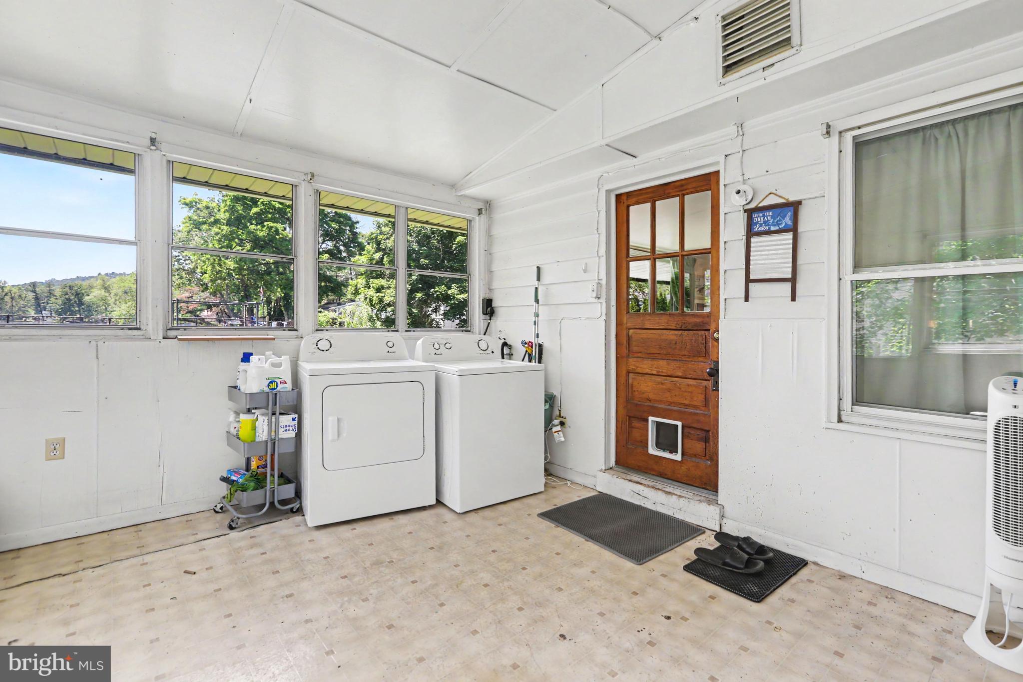 SILVER LAKE - Residential