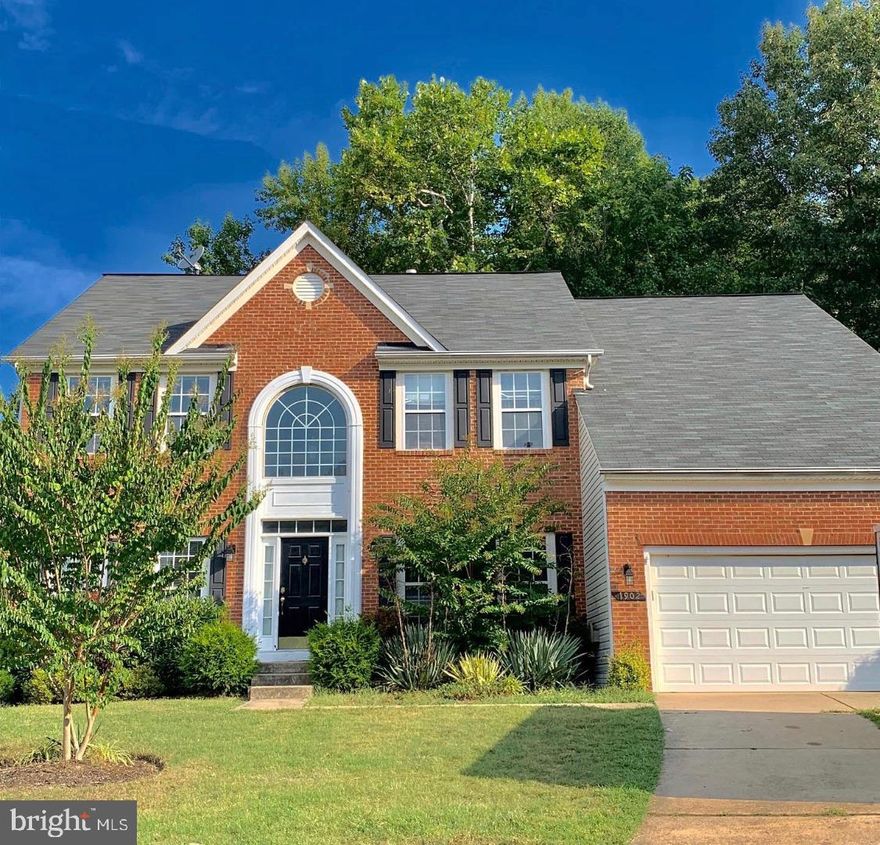 Beautiful home in Simmons Acres ! Near National Harbor & Waldorf shopping centers. Sep. liv. & Din. room. Open kit. w/ eat in area leading to a lrg rec. room w/  gas fireplace. Spacious bed rooms, huge mstr. suite w/ two  walk in closets,  w/ luxury soaking tub sep. shower. Fully finished basement w/ full bath , two car garage, almost 1/2 acre fenced in back yard w/ basketball patio. Enjoy community pool, tennis, Tot Lot Lake w/ jogging path. Short sale as is quick answer from the bank. Needs a little TLC price reflects.