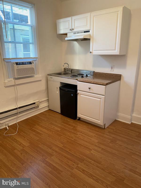 This centrally located efficient unit is now accepting applications for 1 tenant. Suitable for the 100 Square feet of living space. - No pets please. Right in between GRADUATE HOSPITAL and BELLA VISTA is HAWTHORNE. Conveniently located Only 2 Blocks from Broad St and Philadelphia's newest square - LINCOLN SQUARE and 2 blocks from the Italian Market. This updated STUDIO apartment is great for a home away from home. Common Laundry in building, window unit A/C, partially equipped kitchen, and Large Full Bath. Easy commute to Jefferson or Temple via the subway or the 45 bus that runs south on 12th and north on 11th.