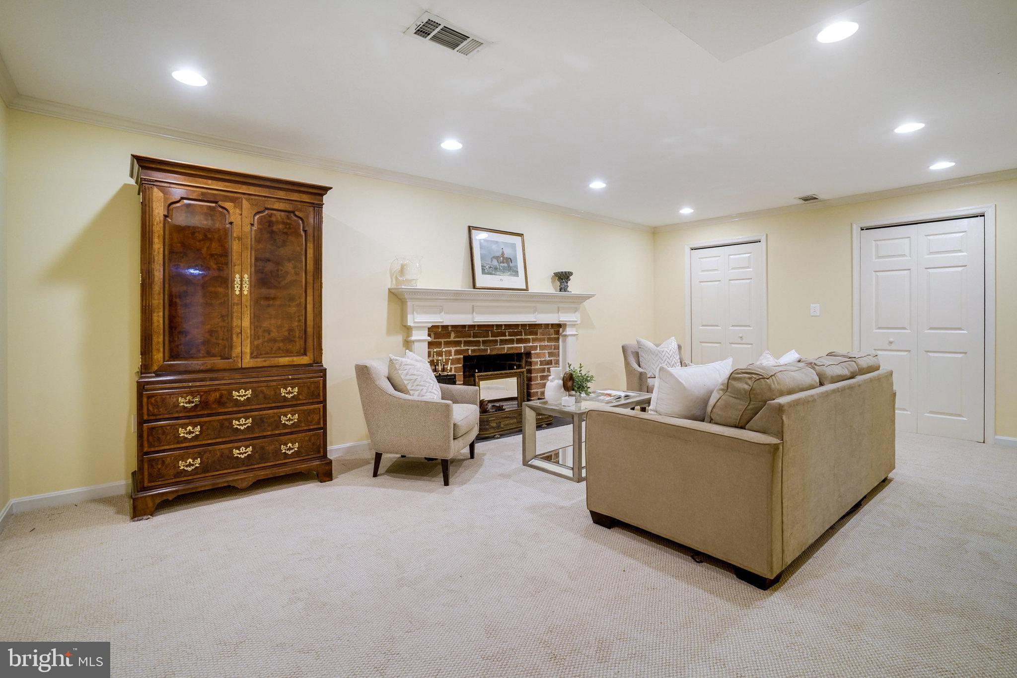 COUNTRY CLUB HILLS - Residential