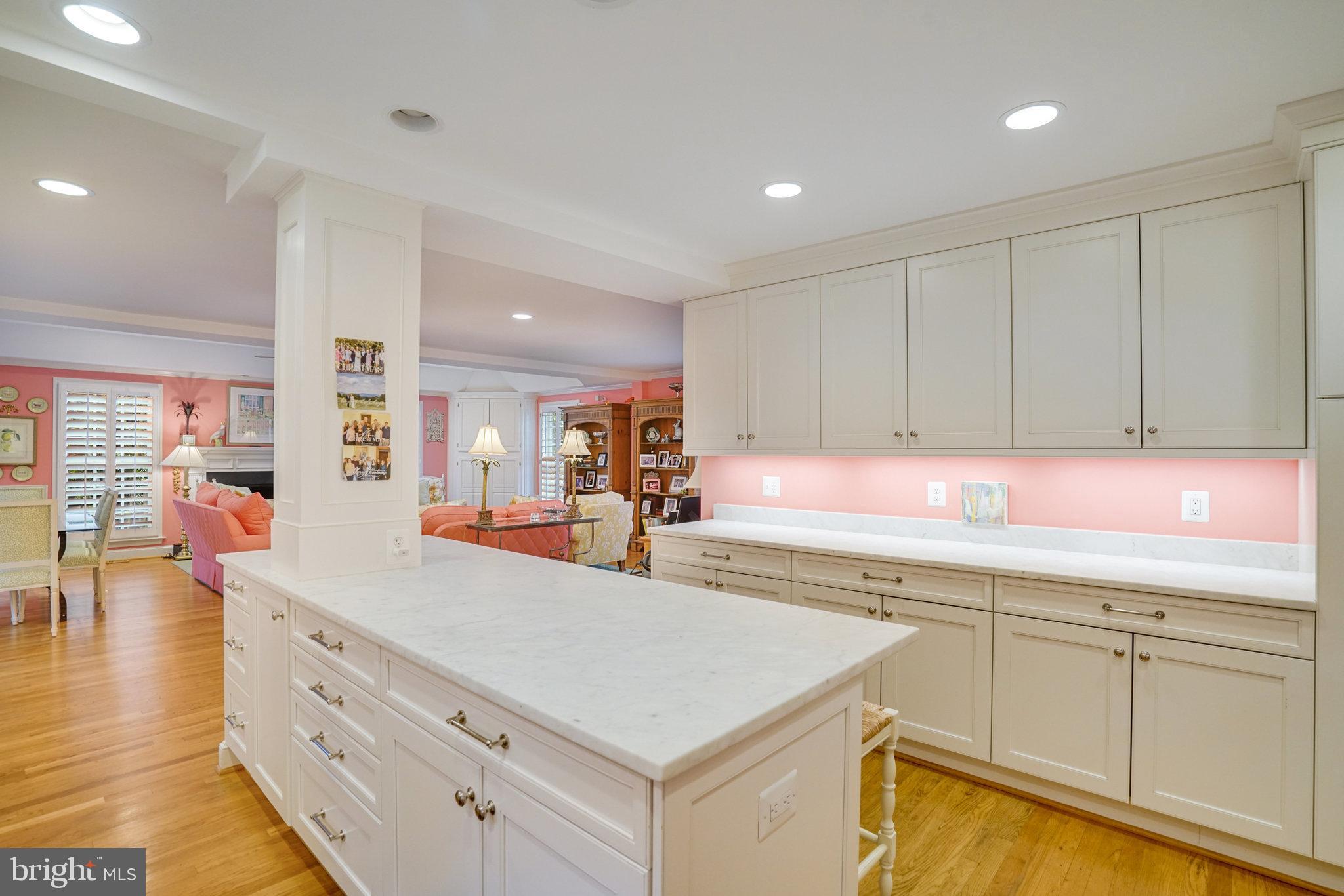 COUNTRY CLUB HILLS - Residential